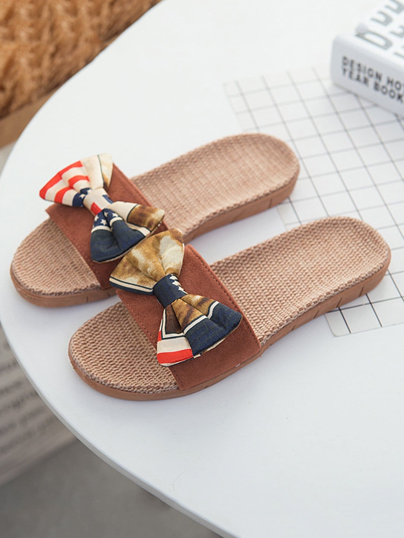 Тапочки с контрастным бантом