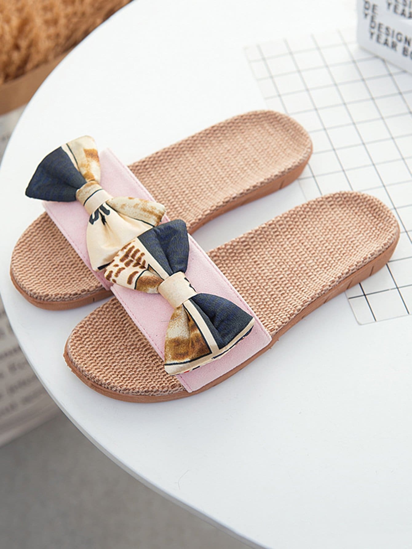 Тапочки с контрастным бантом