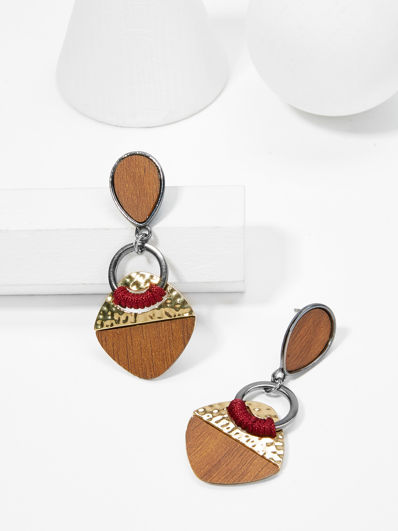 все цены на Contrast Design Drop Earrings онлайн