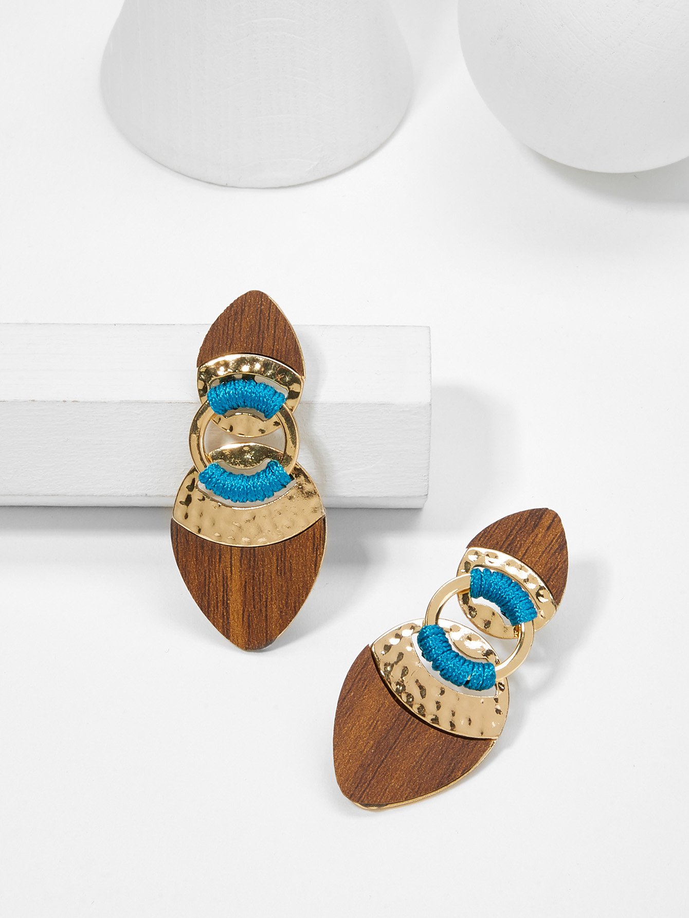 все цены на Contrast Design Drop Earrings онлайн