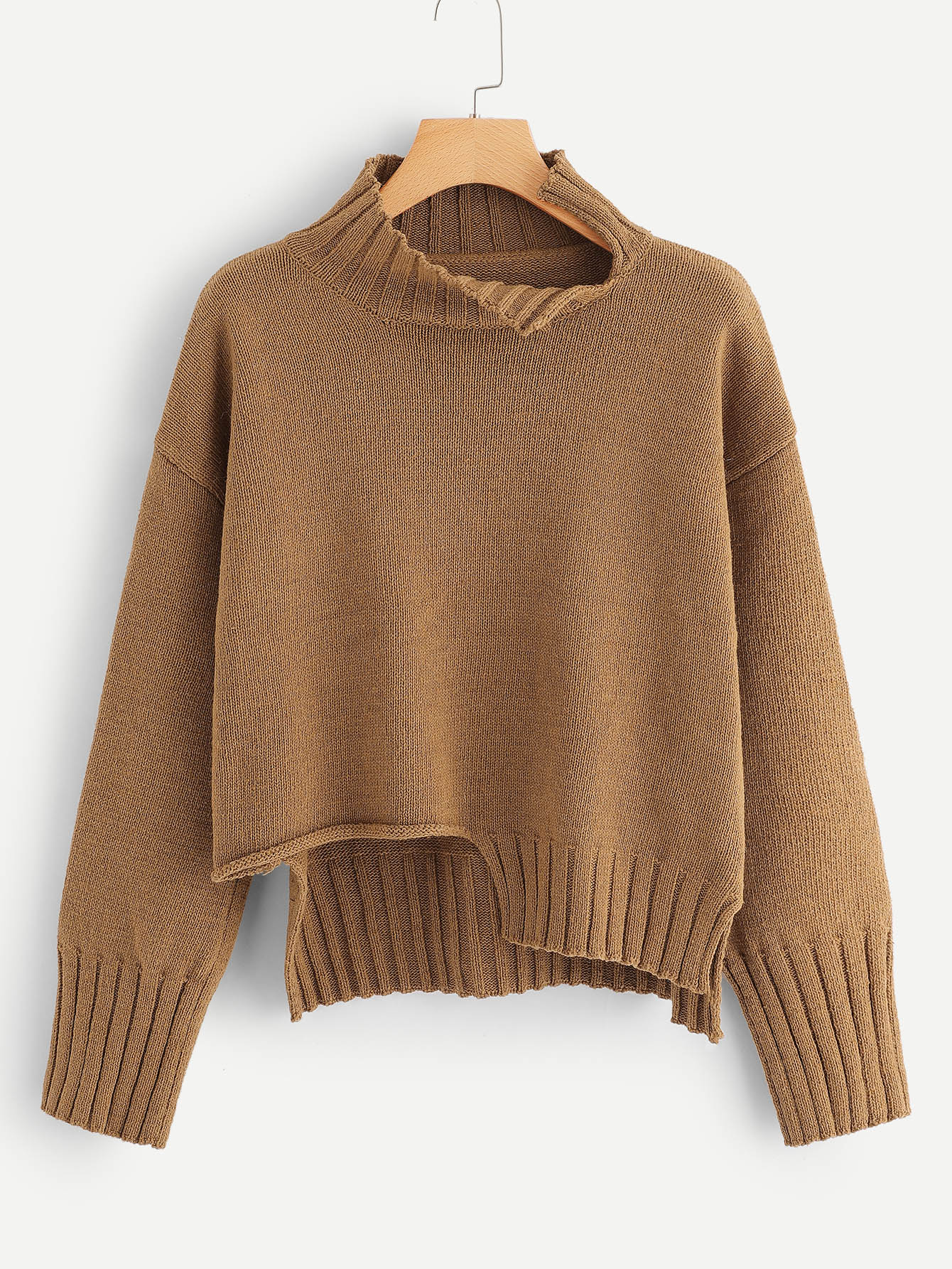 Асимметричный разрезный свитер с заниженной линией плеч