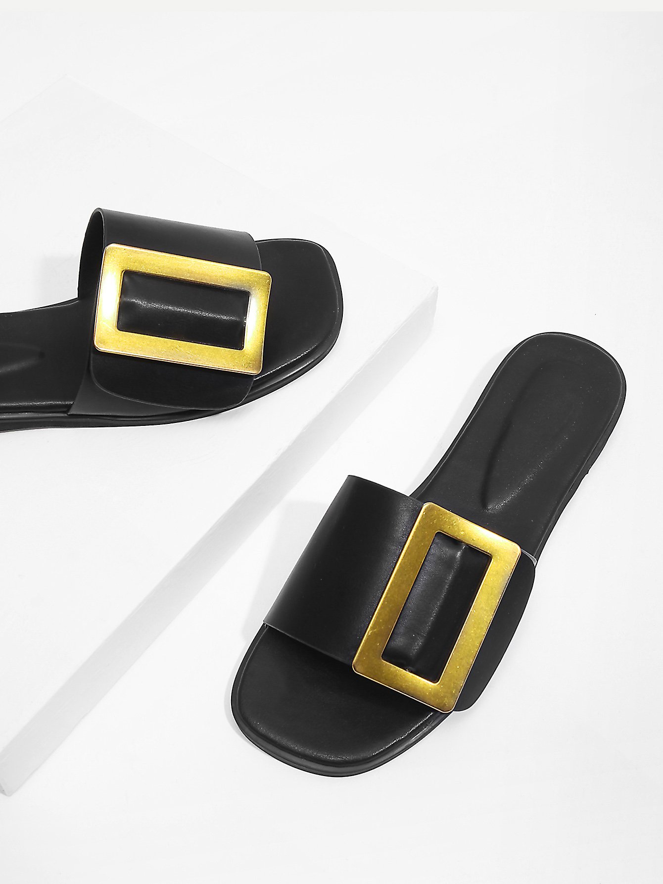 Контраст пряжки PU тапочки