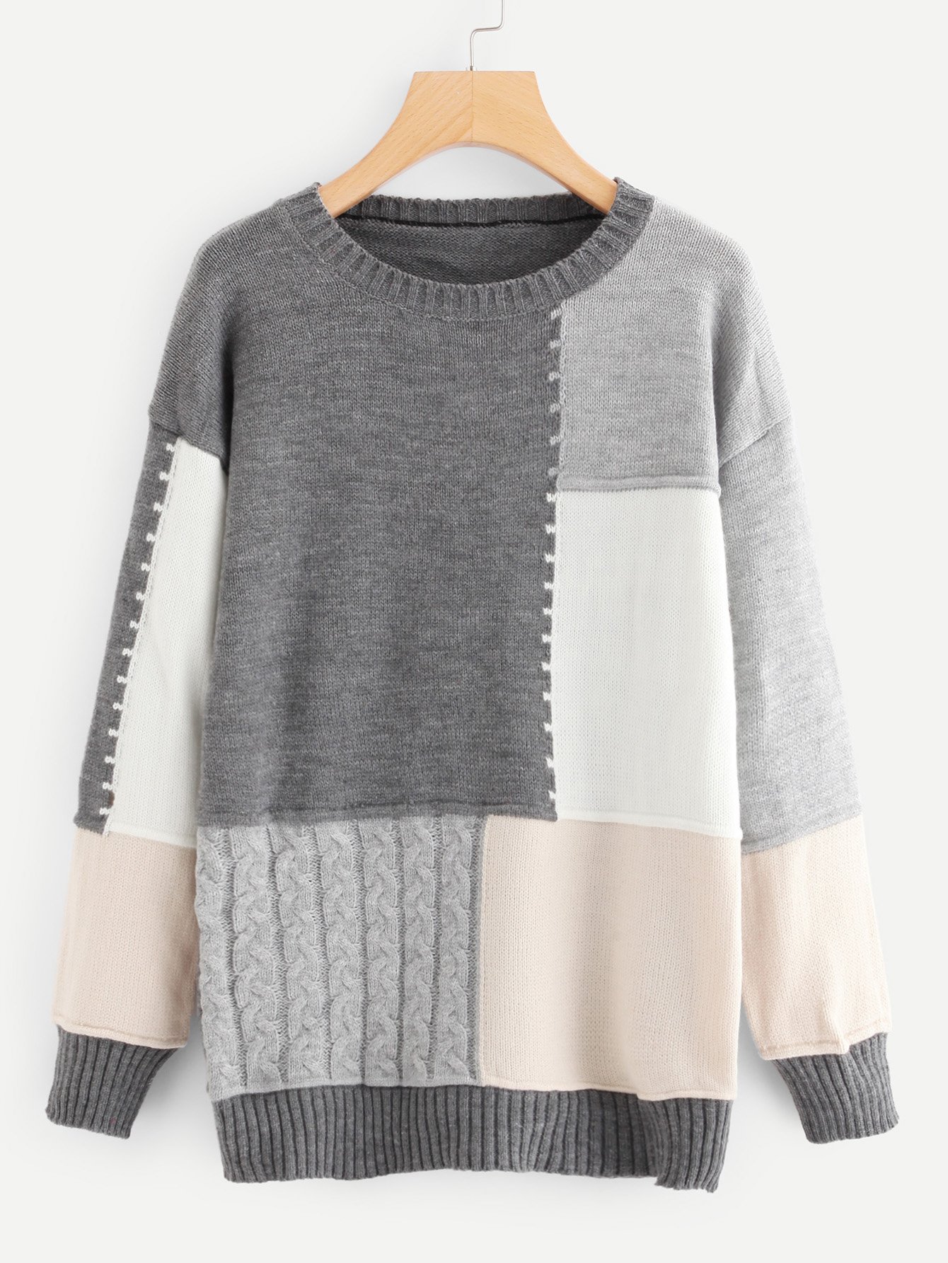 Контрастный свитер с заниженной линией плеч