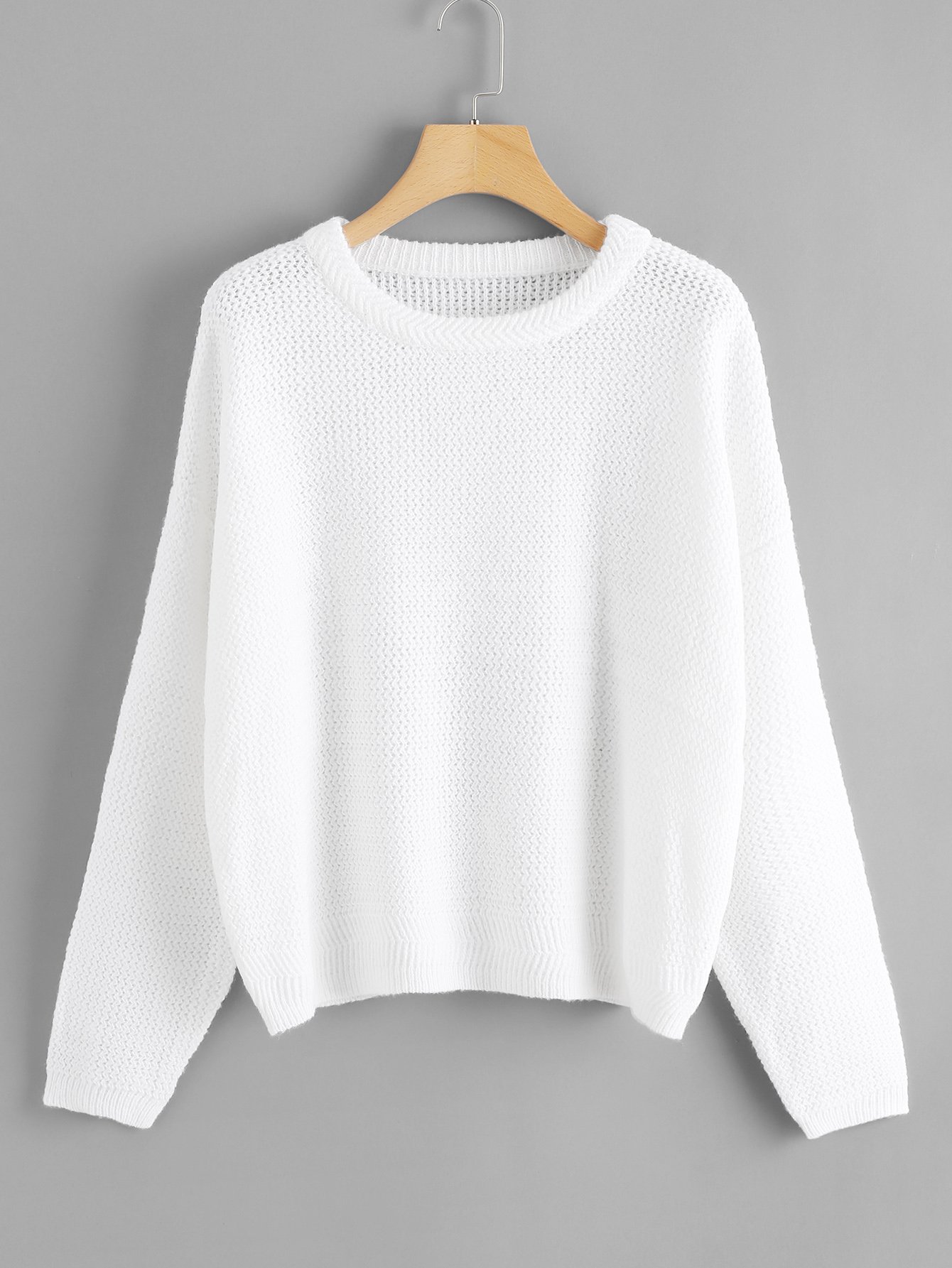 Однотонный свитер с заниженной линией плеч