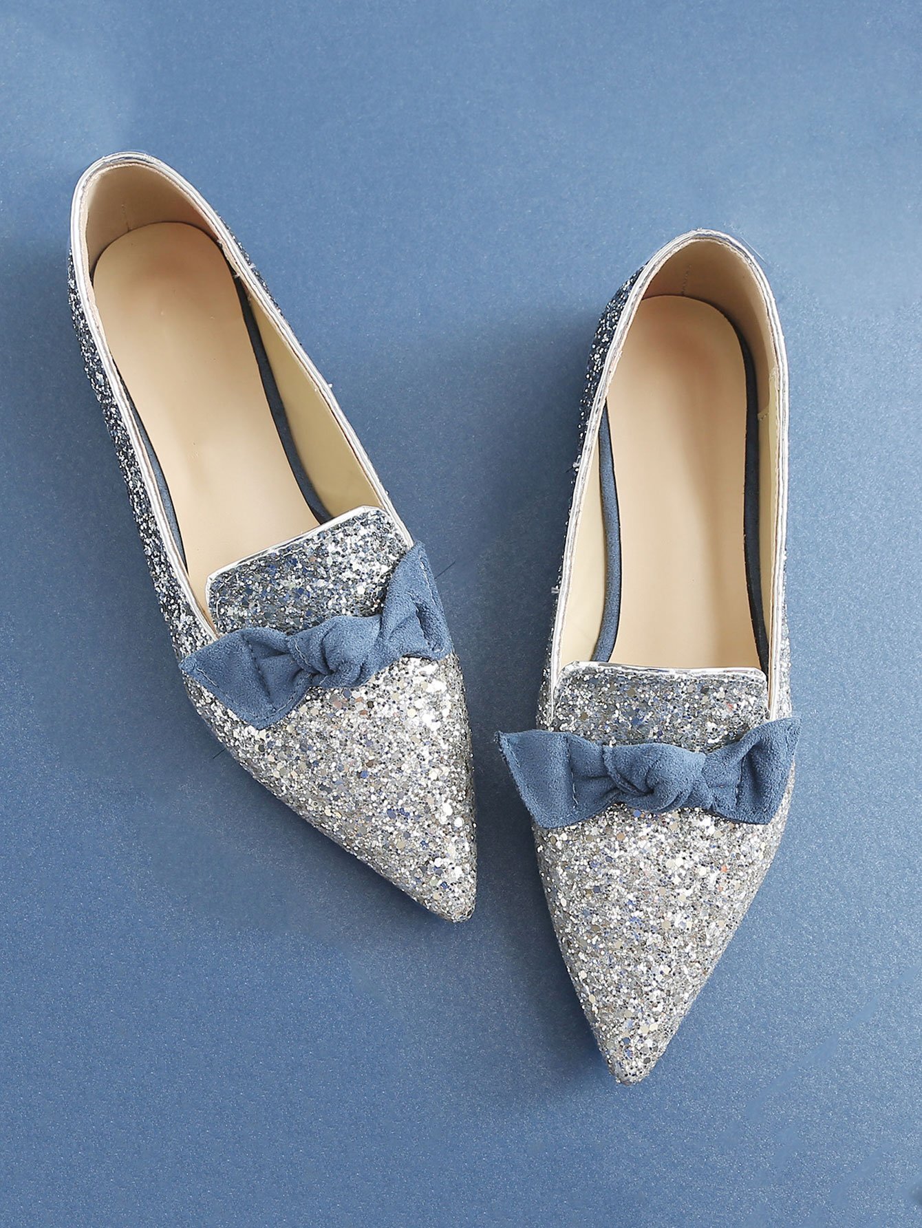 Блестящие обувь на плоской подошвеи и с украшением бабочки