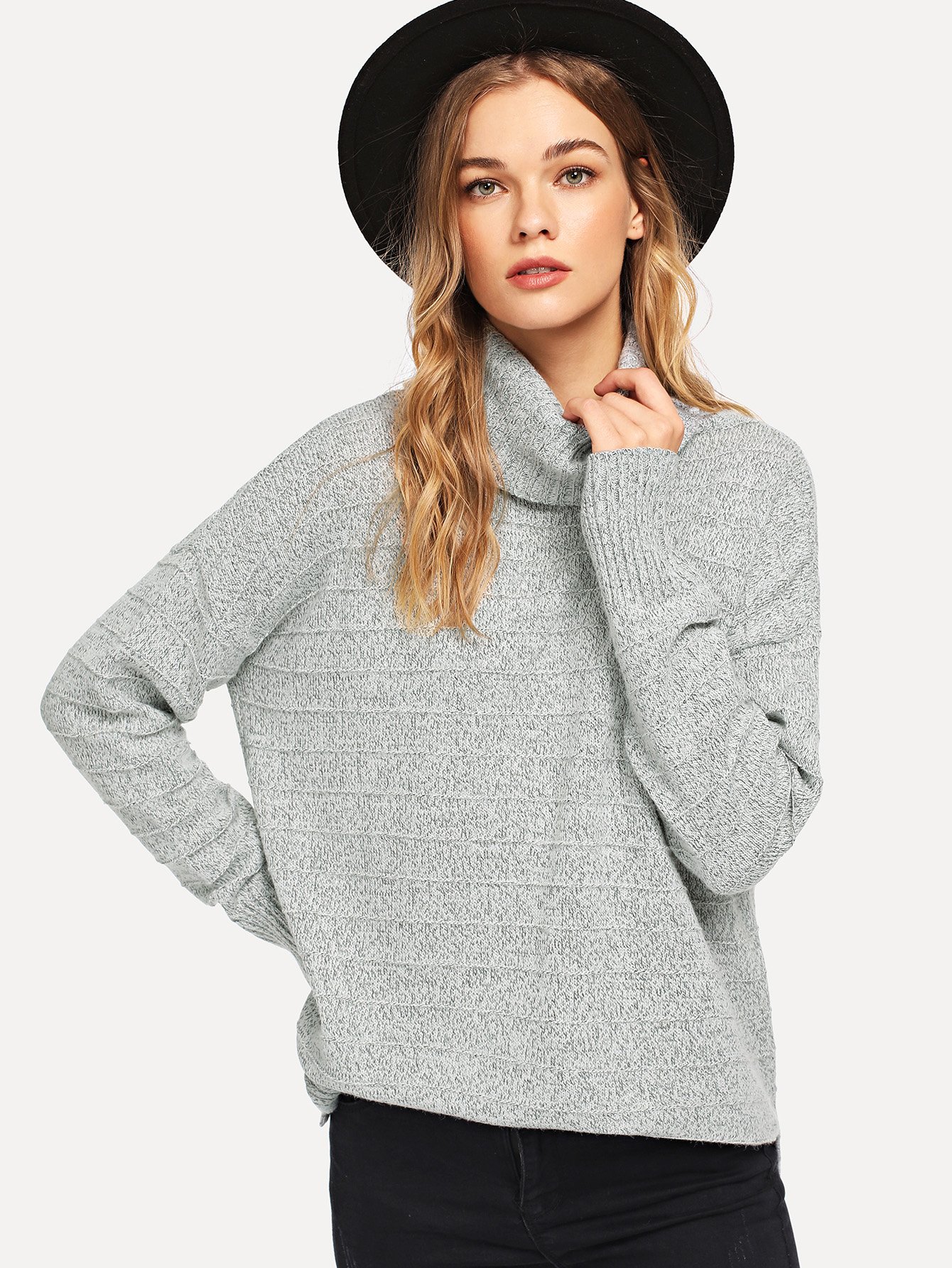 Разрезный свитер с высоким вырезом