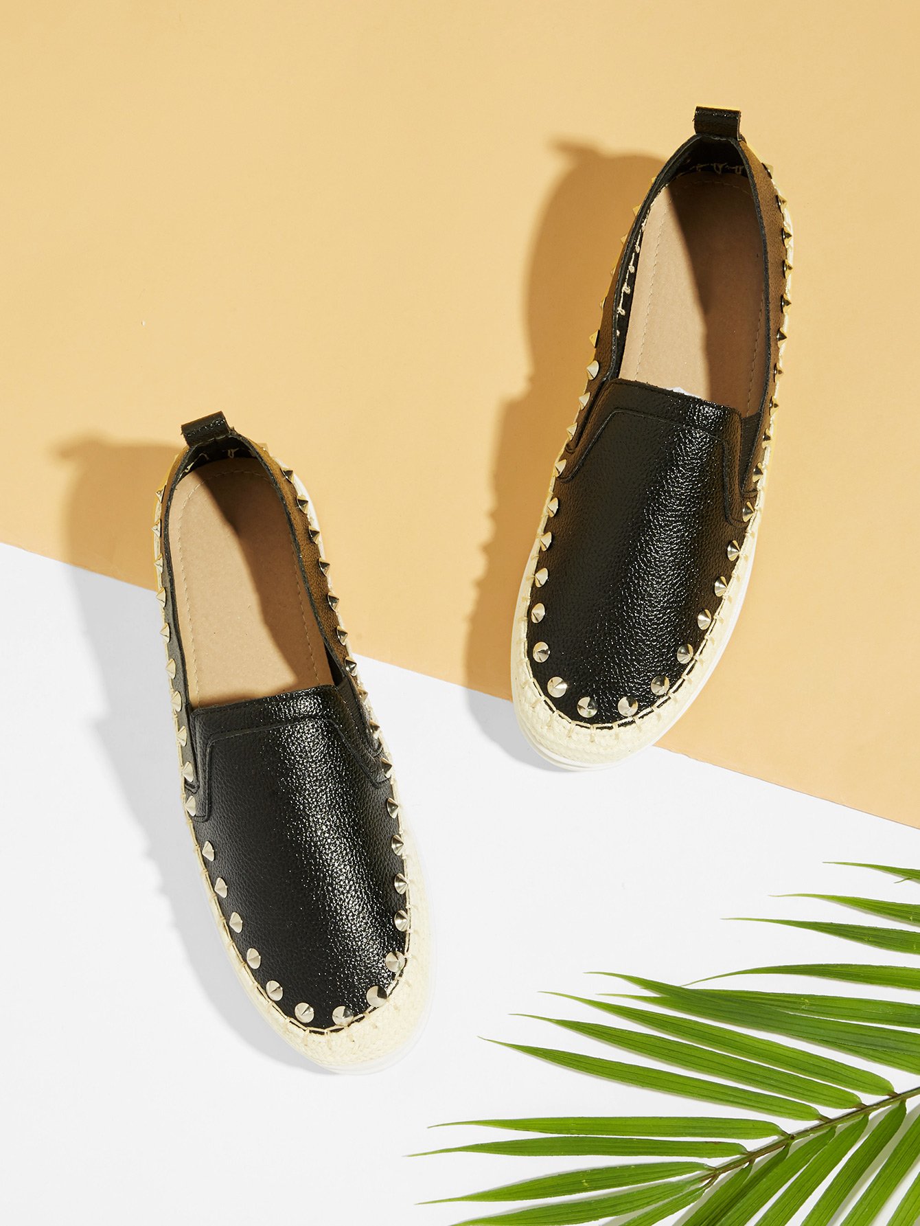 Обувь на плоской подошве и с украшением заклёпки и иголки и нитки