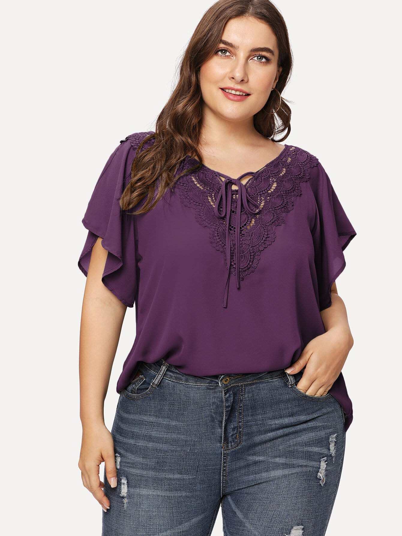 Плюс Tie Neck Lace Applique Flutter Sleeve Top