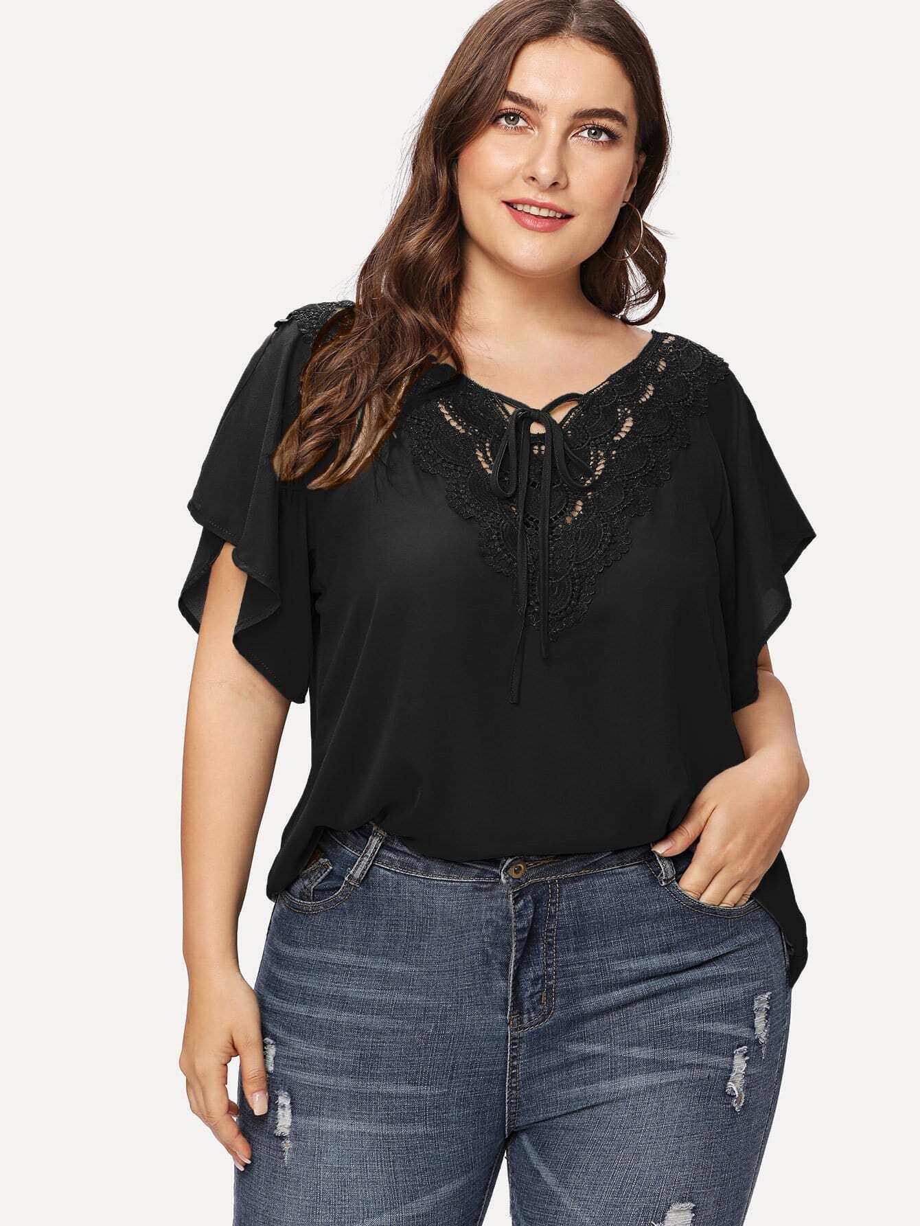 Плюс Tie Neck Lace Applique Flutter Sleeve Top