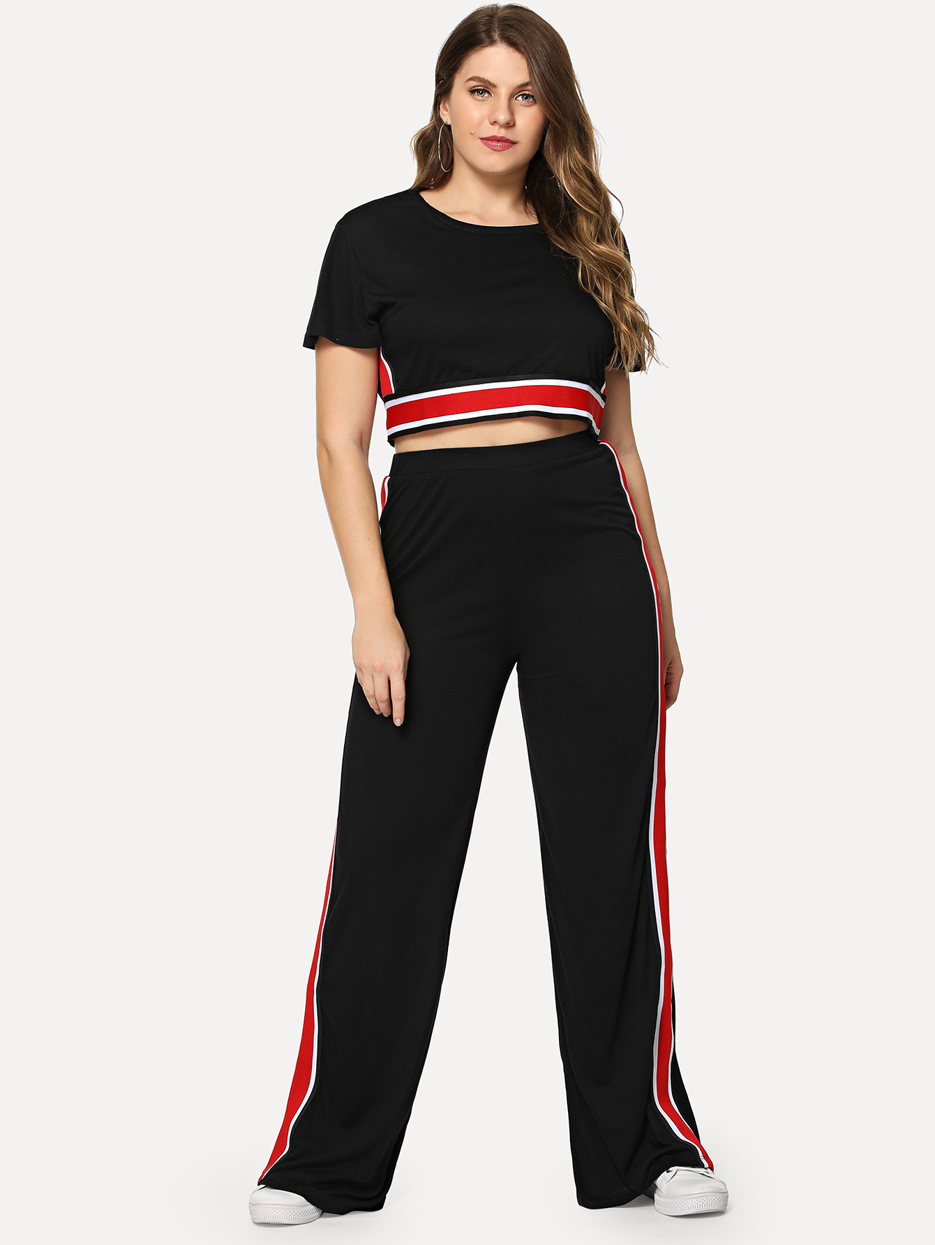 Плюс полосатый топ и широкие штаны для ног