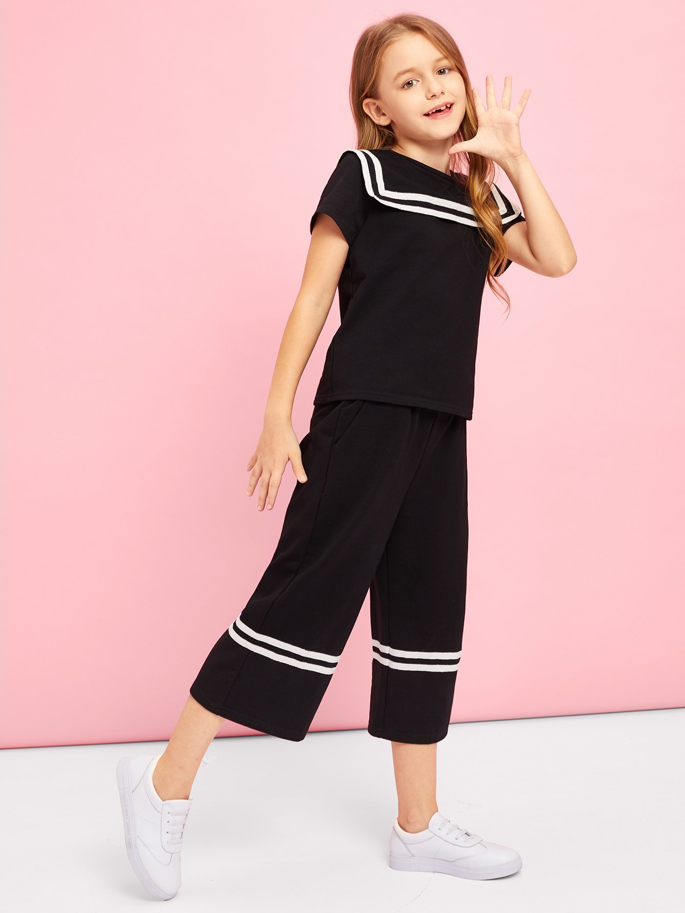 Девушки полосатые детали и широкие штаны для ног