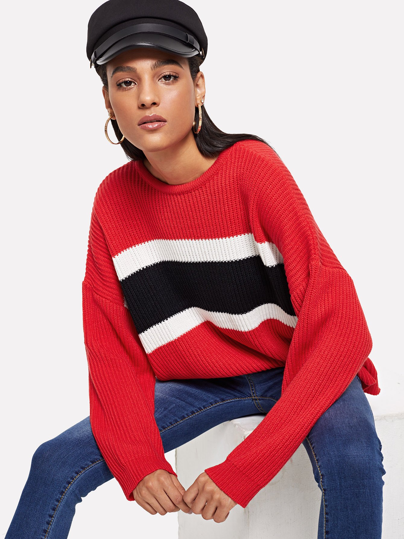 Контрастный свитер с падениями плеча