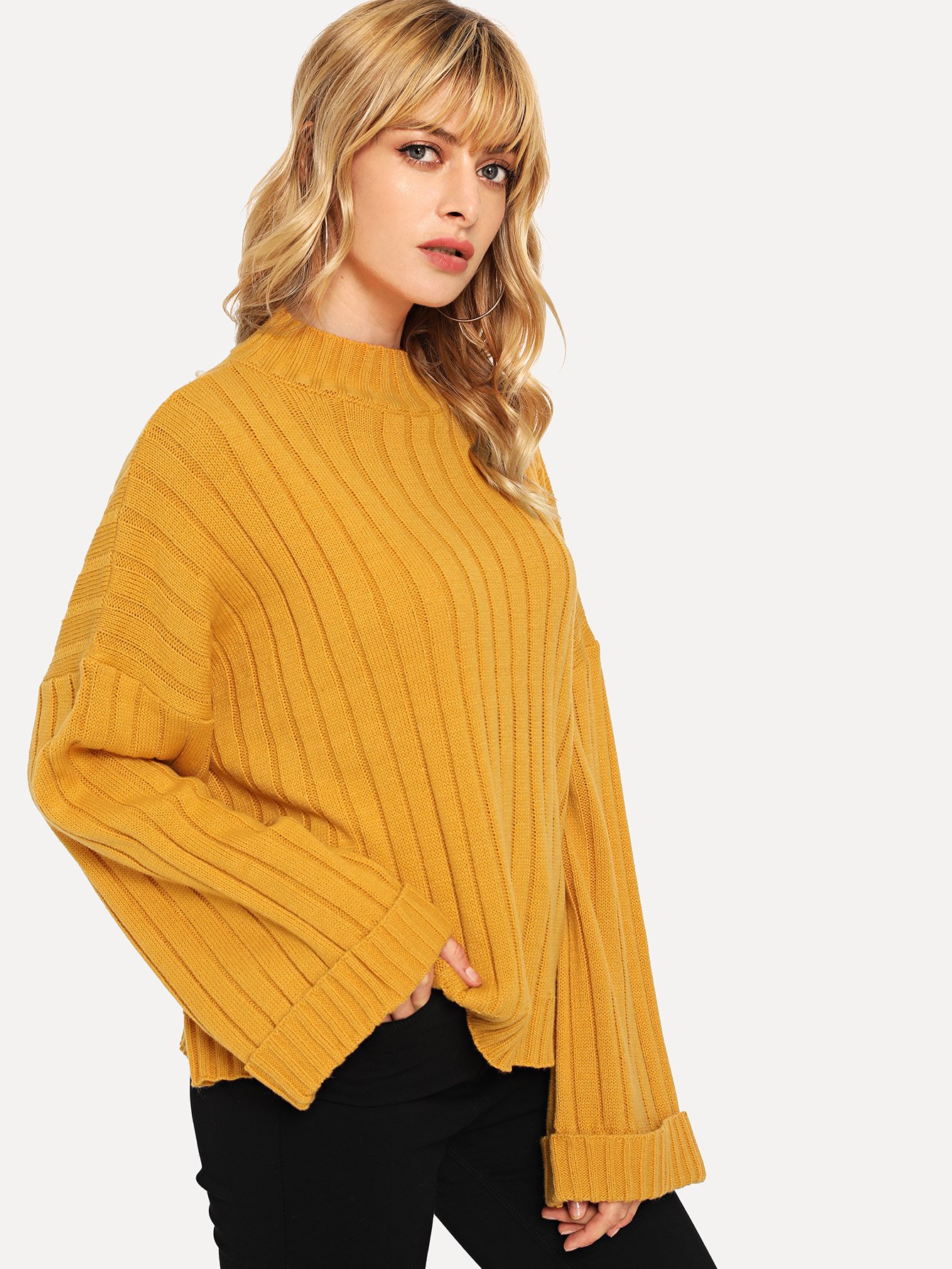 Свитер с рукавом-колоколом и с стендом воротником