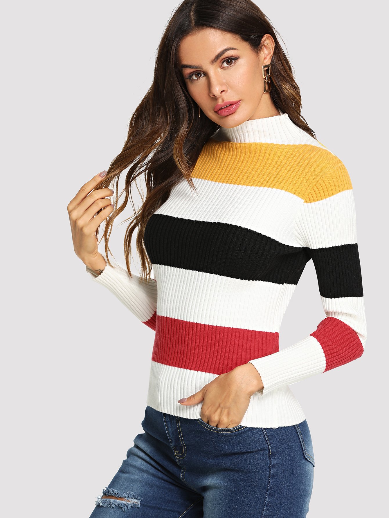 Разноцветный свитер с стендом воротником