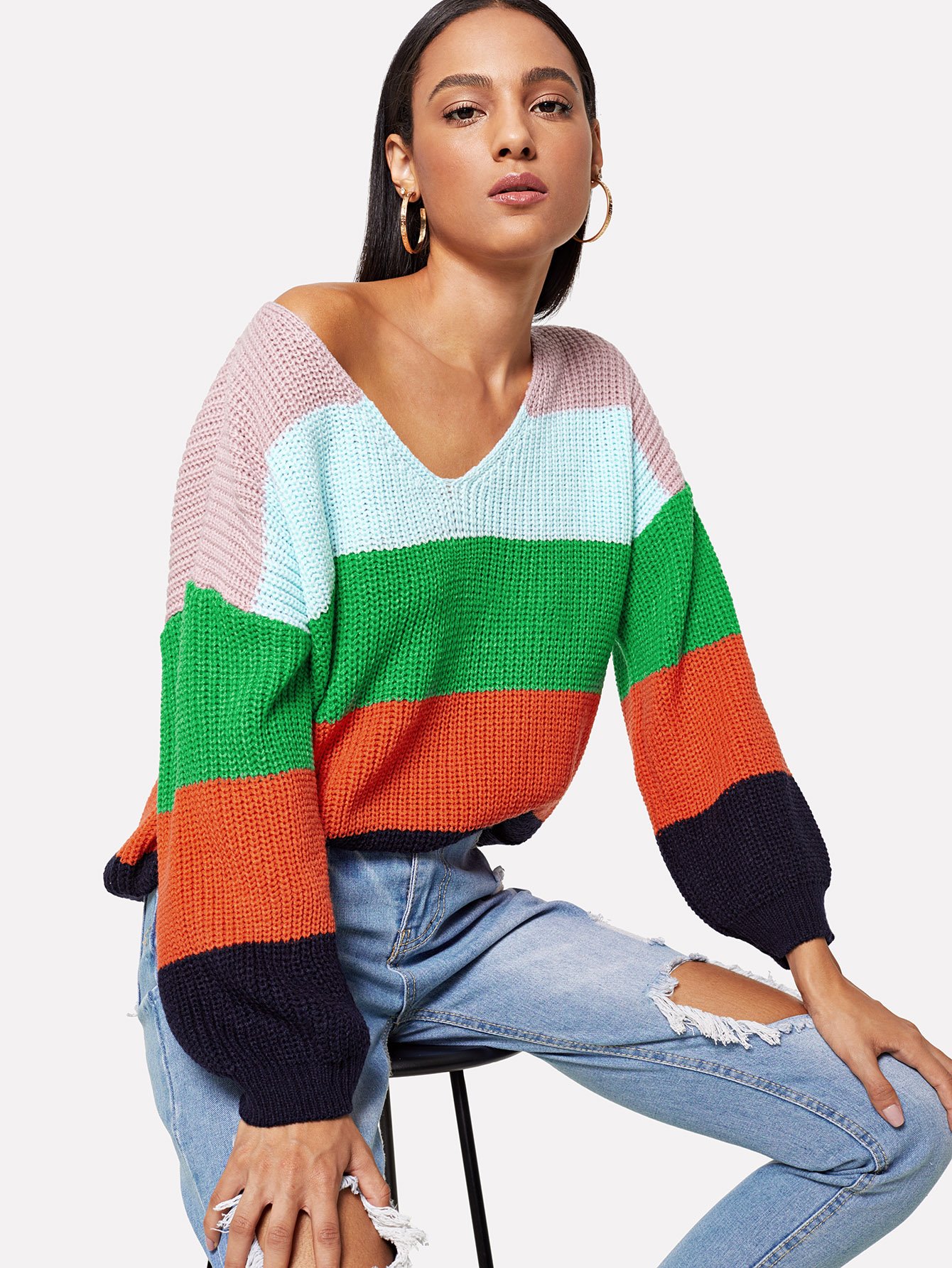 Разноцветный свитер с падениями плеча