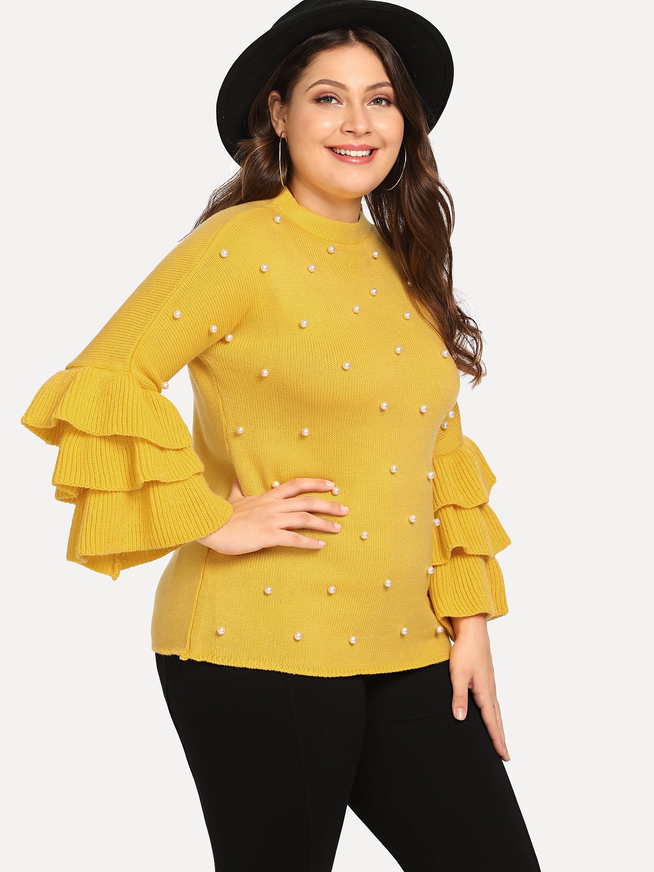 Большой свитер с слоистыми оборками рукавами и с жемчугами