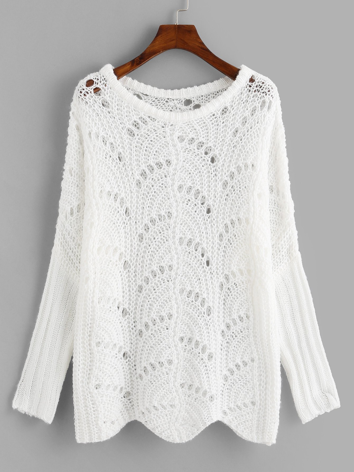 Свободный вязаный свитер с заниженной линией плеч