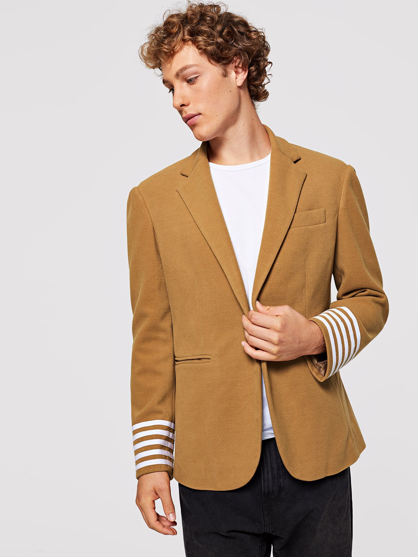 Однобортный жакет и рукав с полосатыми оторочками для мужчины