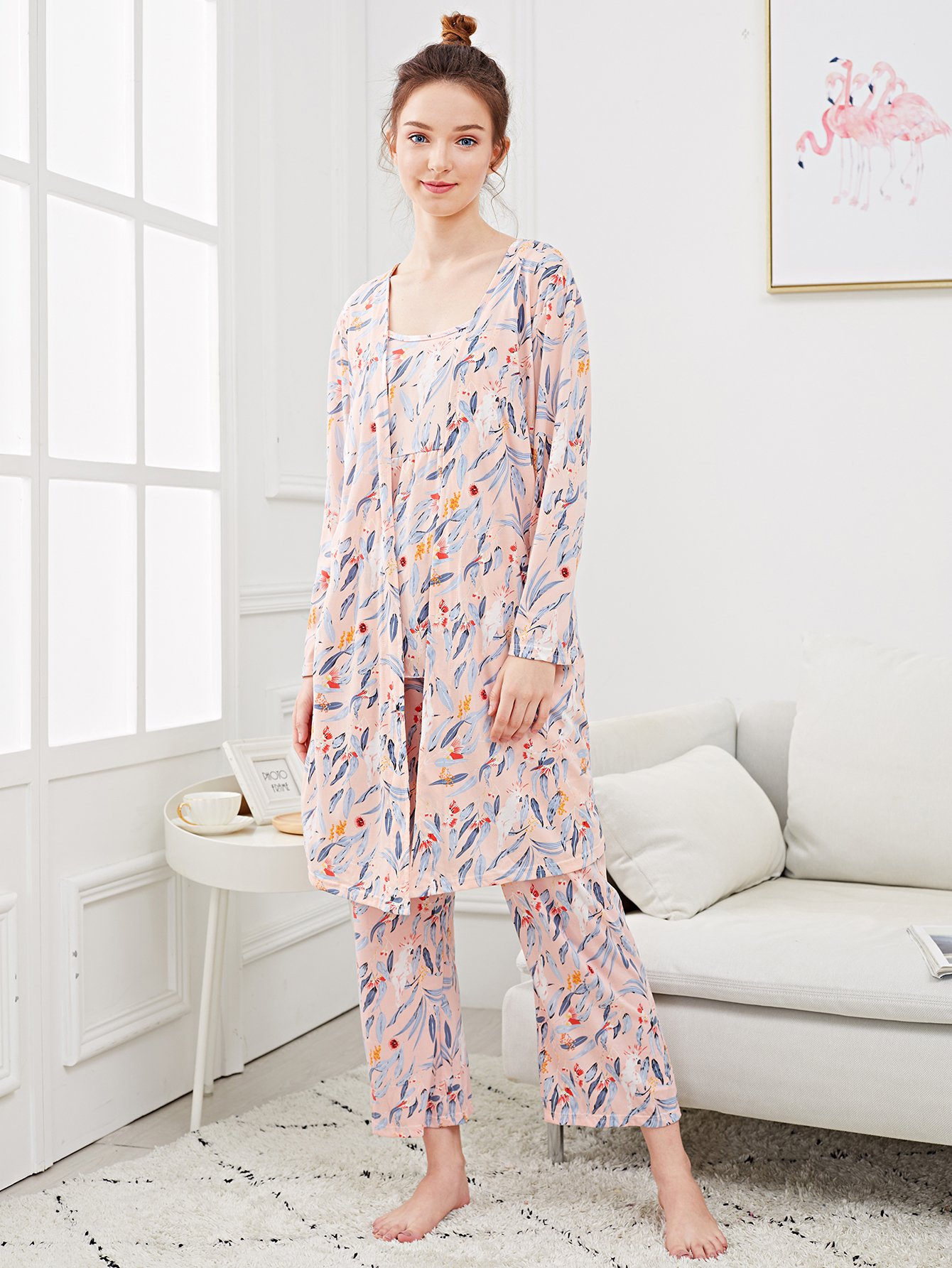 Комплект пижамы на бретелях и с рисунком попутая и домашний халат