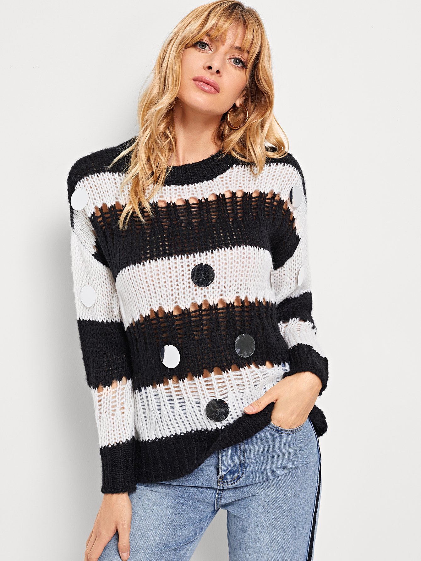 Вырезать контрастный свитер с украшением блесткы