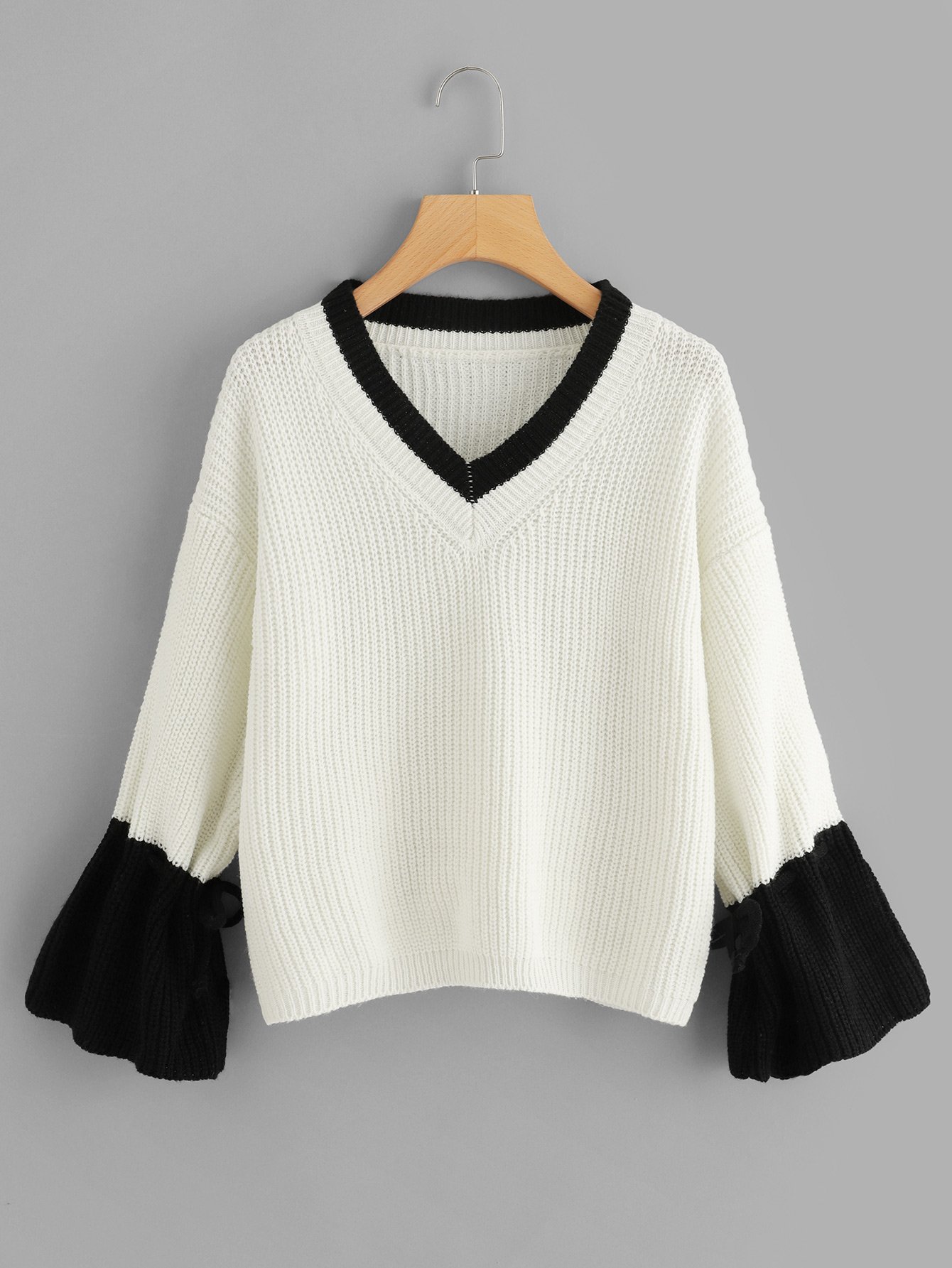 Контрастный свитер с оборками рукавами