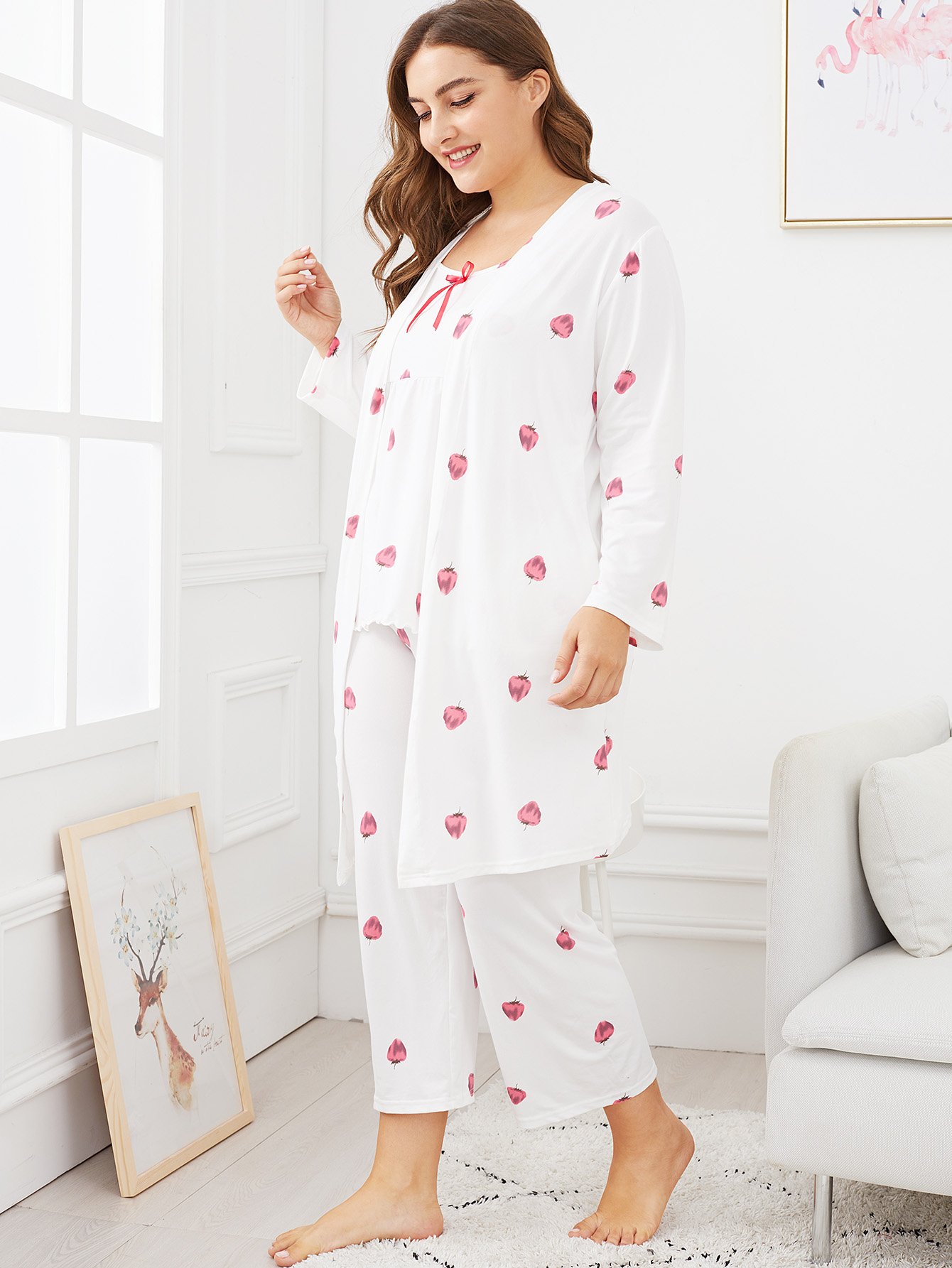 Комплект большой пижамы на бретелях с рисунками земляник и домашний халат