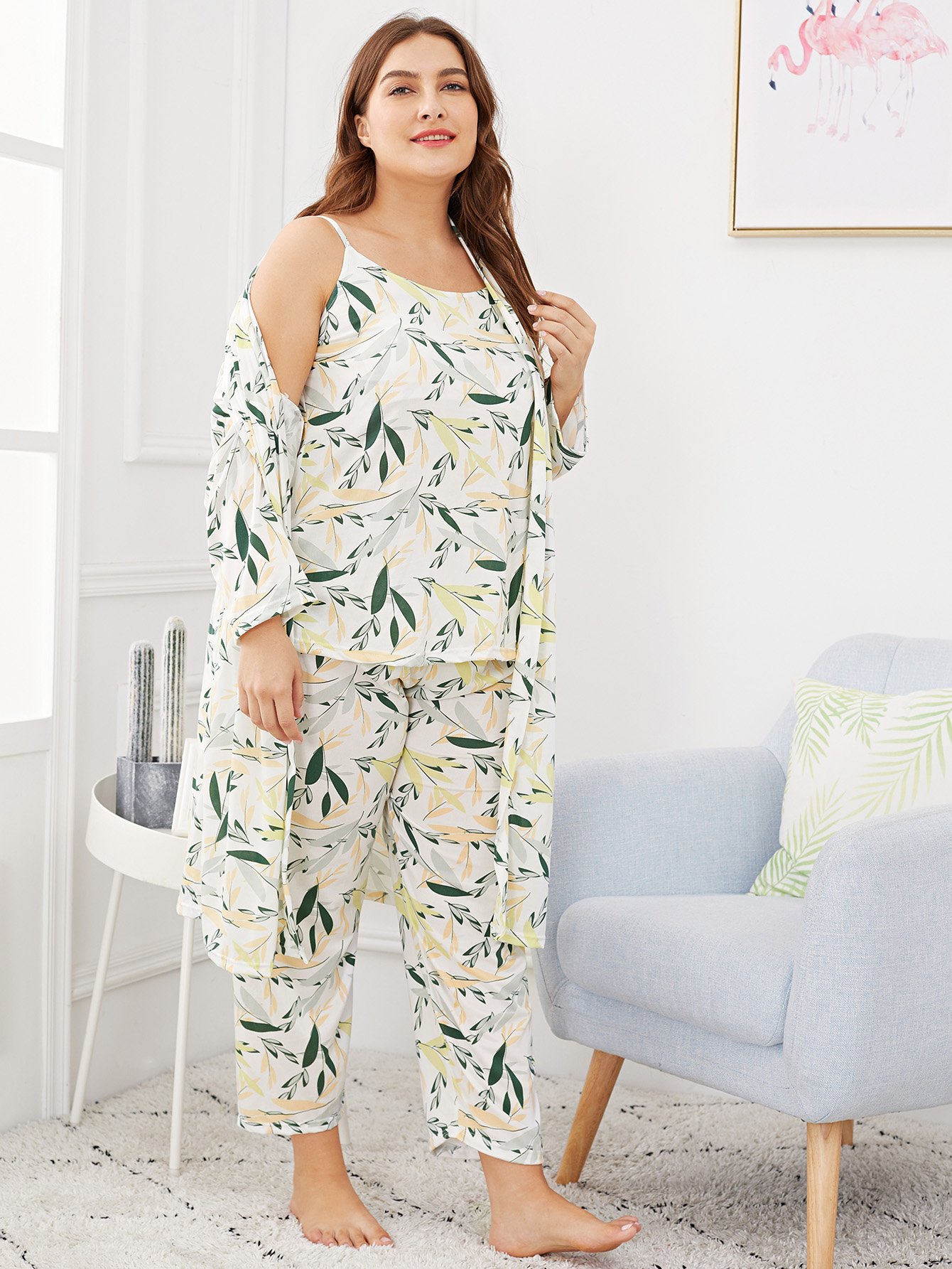 Комплект большой пижамы на бретелях с рисунками листьев и домашний халат