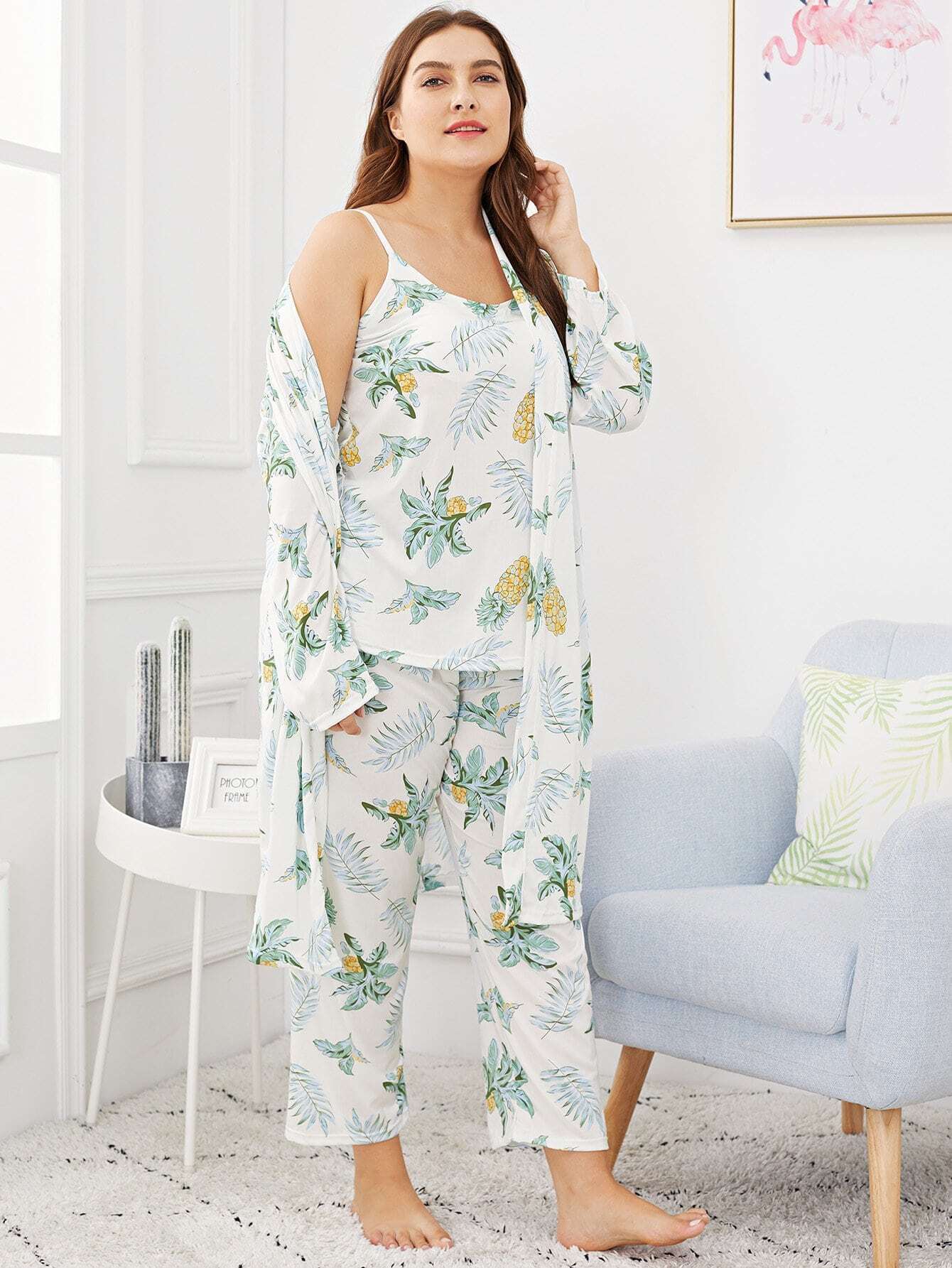 Комплект большой пижамы на бретелях с рисунками ананасов и домашний халат