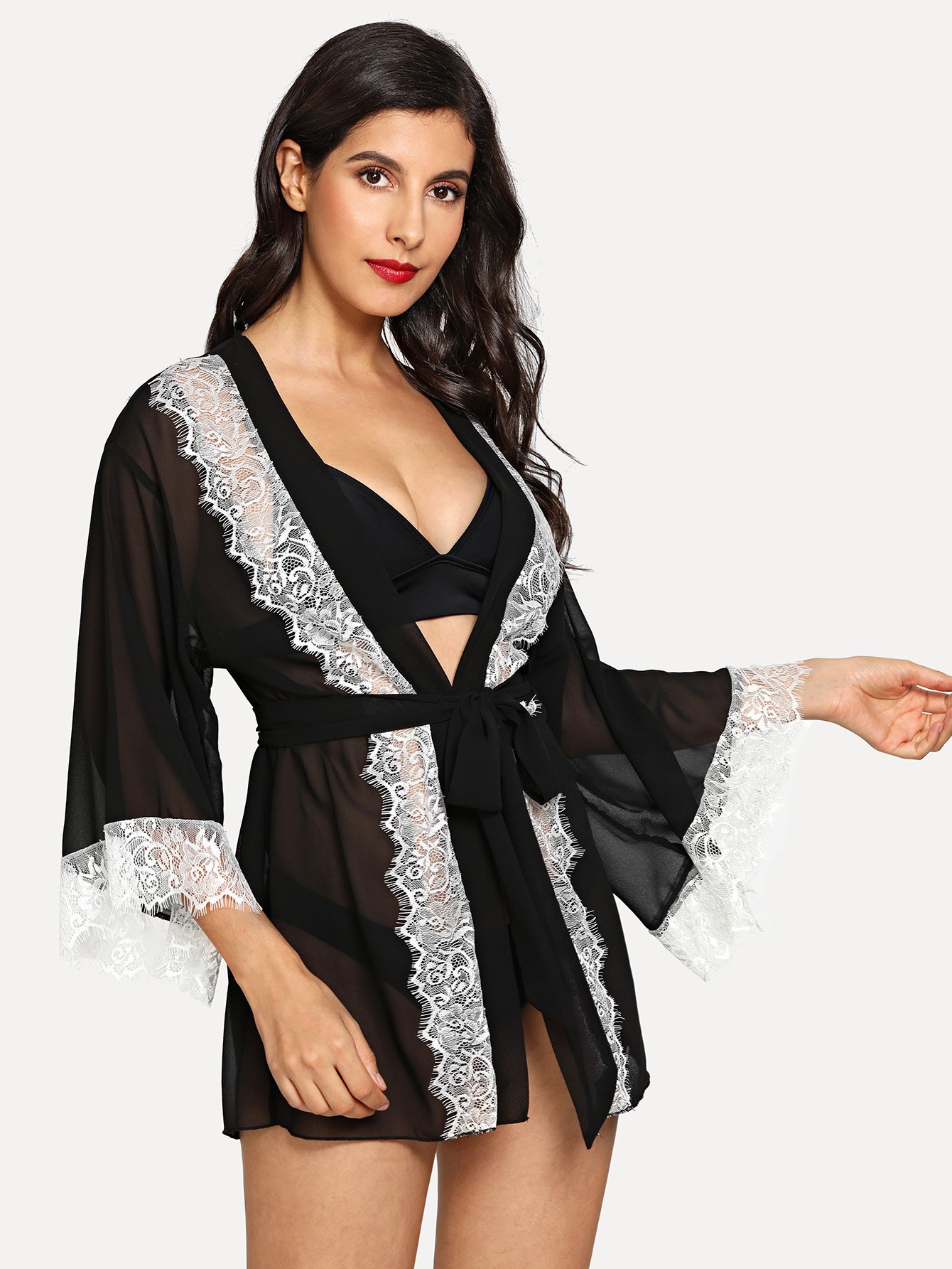 Отделкой кружевой халат с поясом