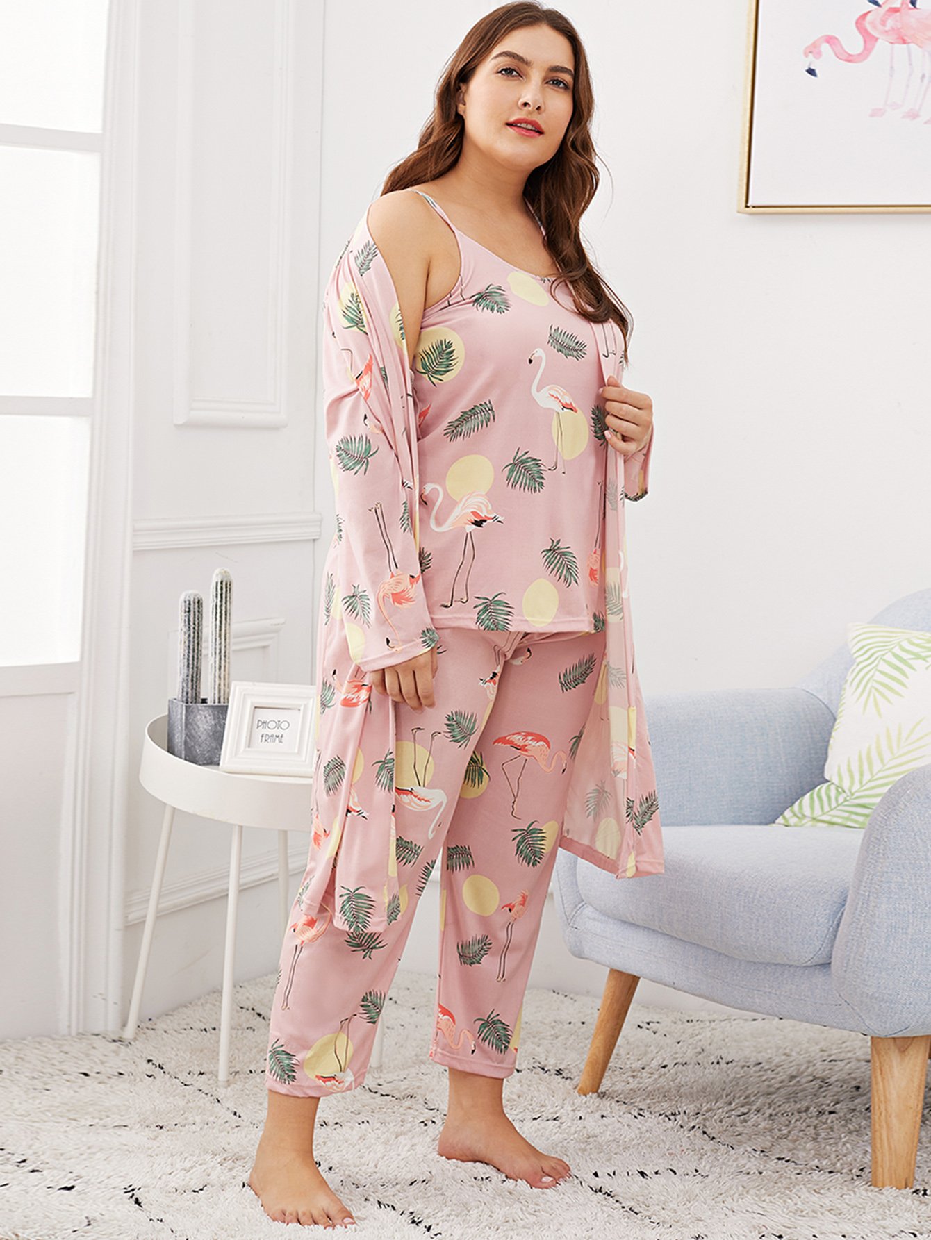 Комплект большой пижамы с принтом фламинго и тропических листьев и домашний халат