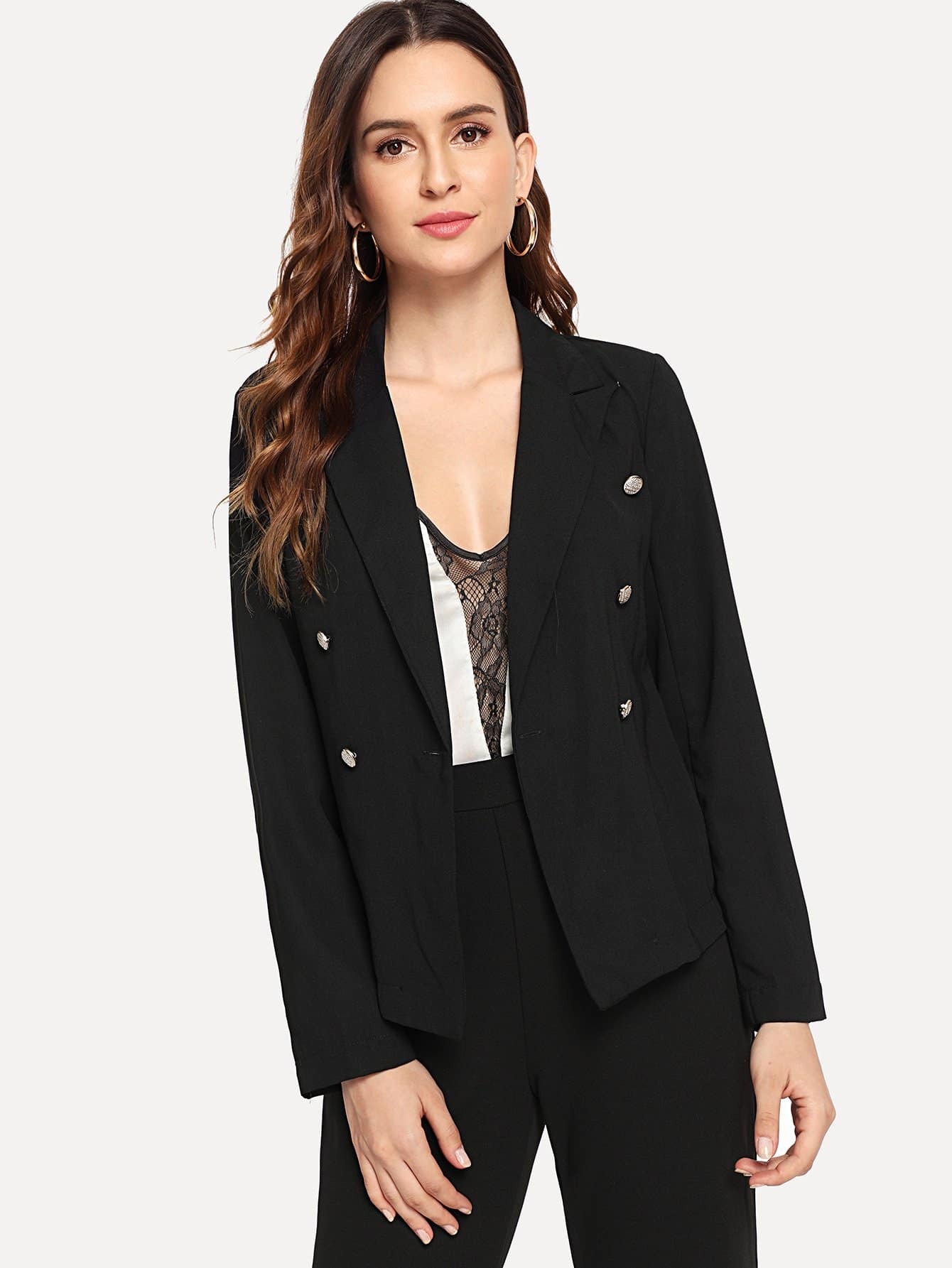 Жакет с воротником и с украшением пуговицы