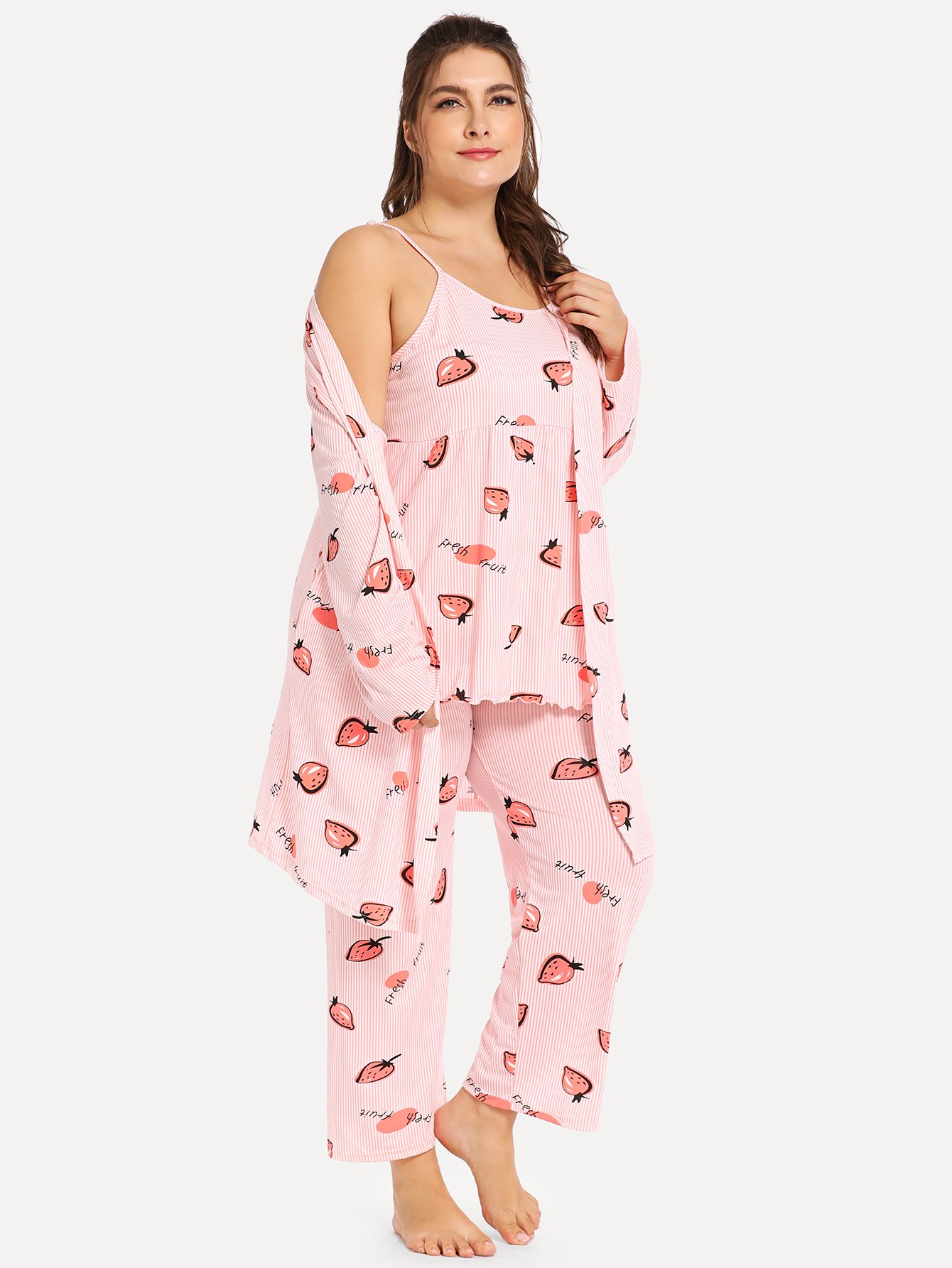 Комплект большой пижамы на бретелях с рисунками земляник и домашний халат