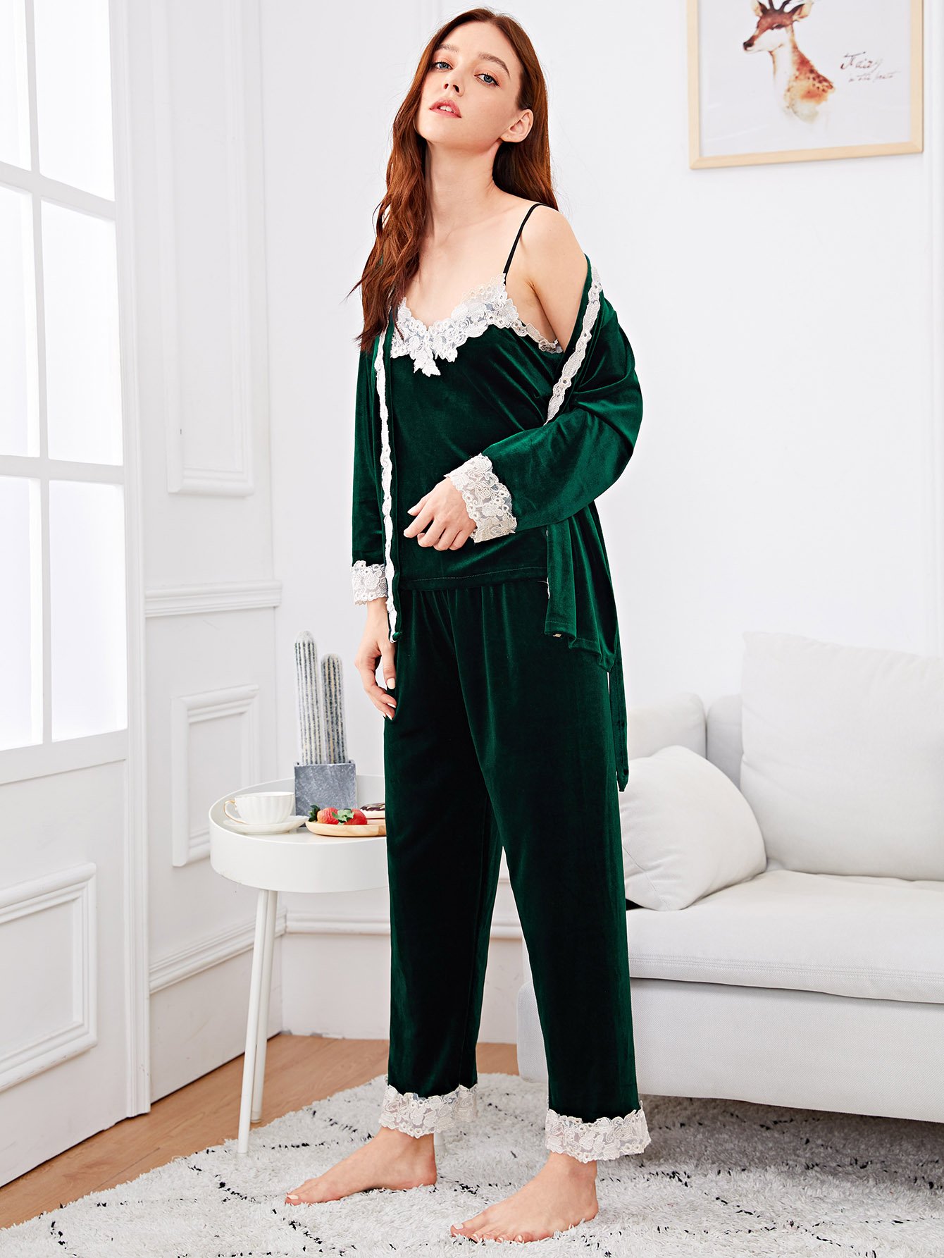 Комплект пижамы на бретелях со симметрическими кружевами и домашний халат