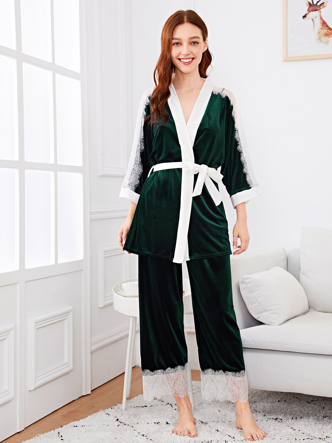 Комплект пижамы на бретелях с контрастными кружевами и домашний халат