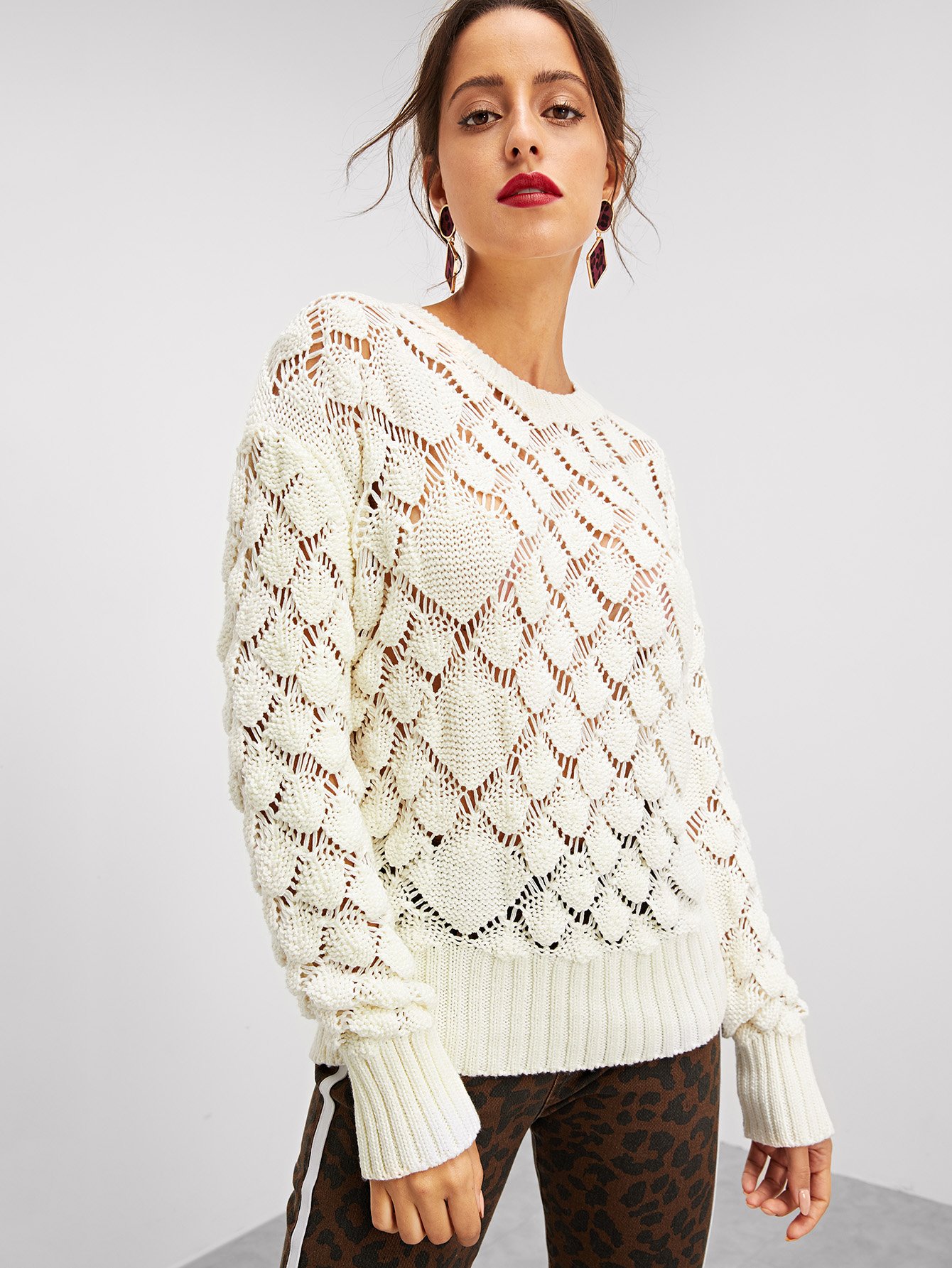 Свитер с отверстием и с падениями плеча