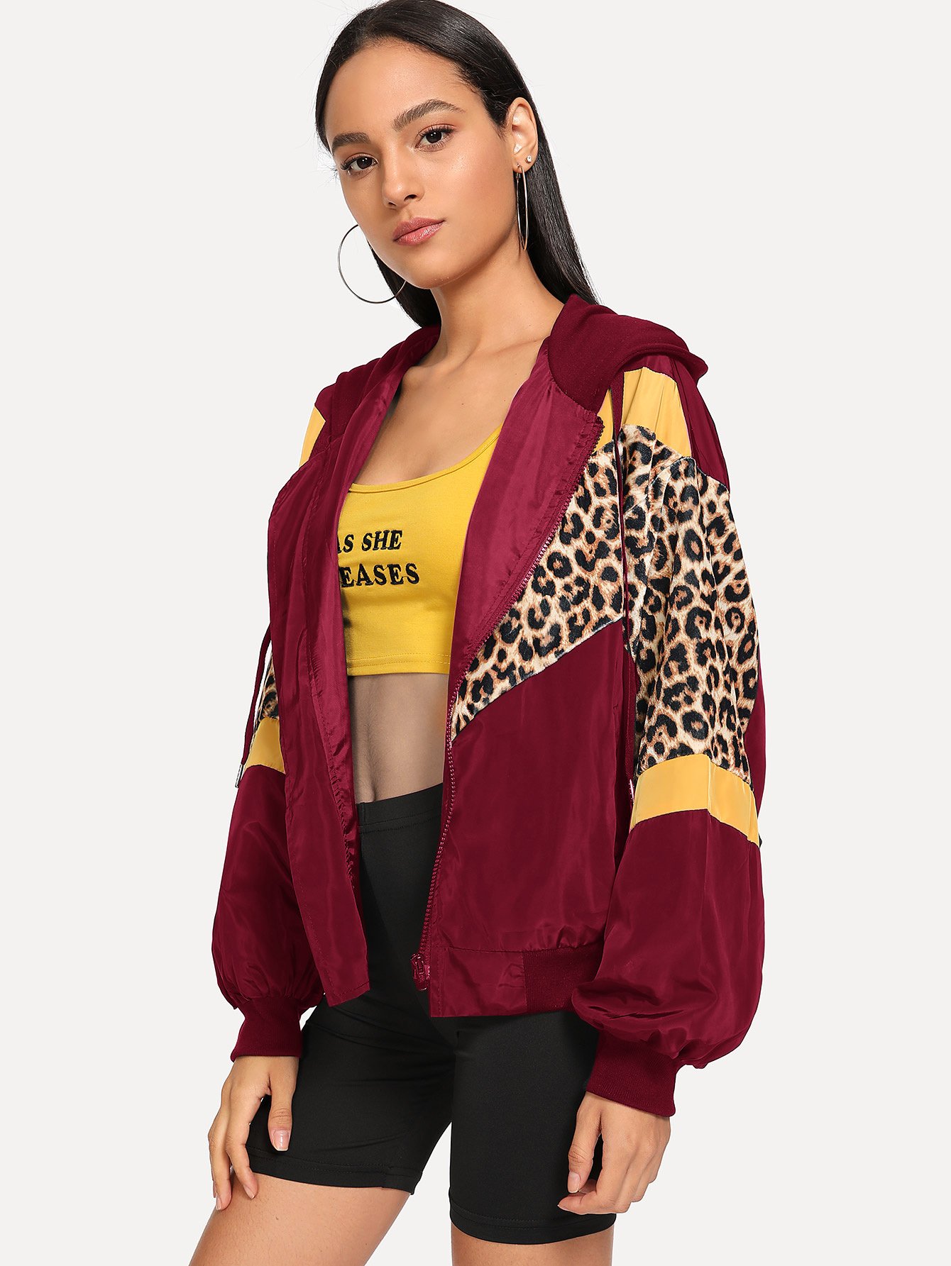 тигроидного щаблона жакет с копюшоном