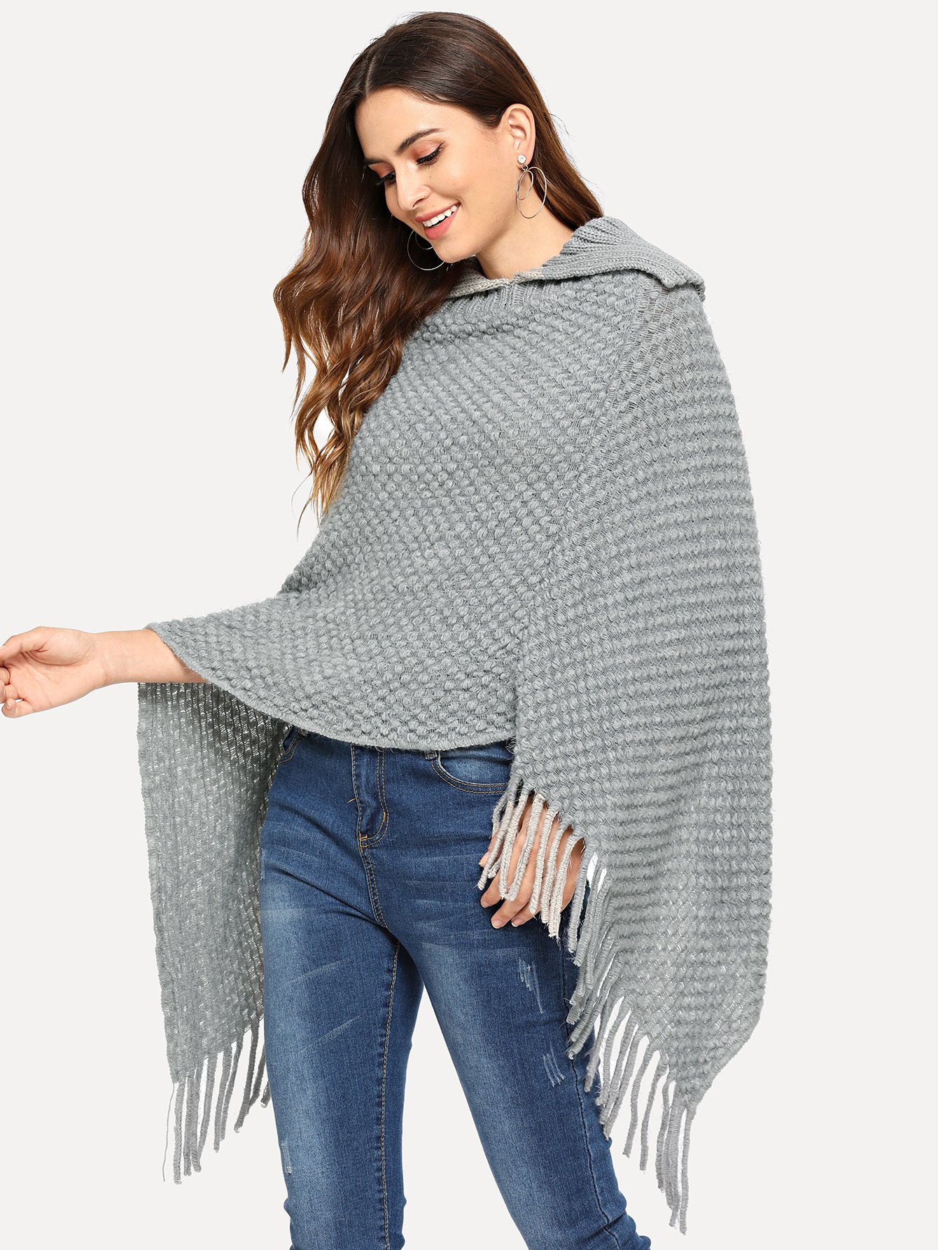 Вязаное пончо с бахромой