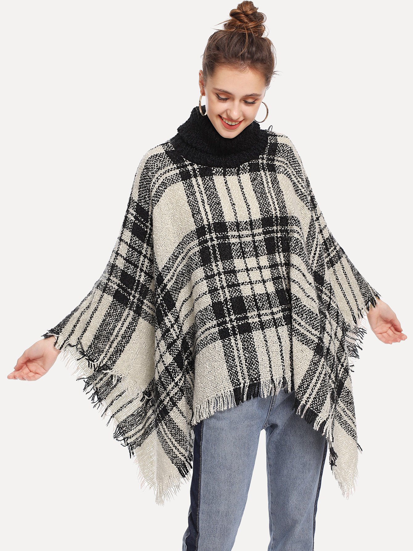 Вязаное пончо в клетку с бахромой