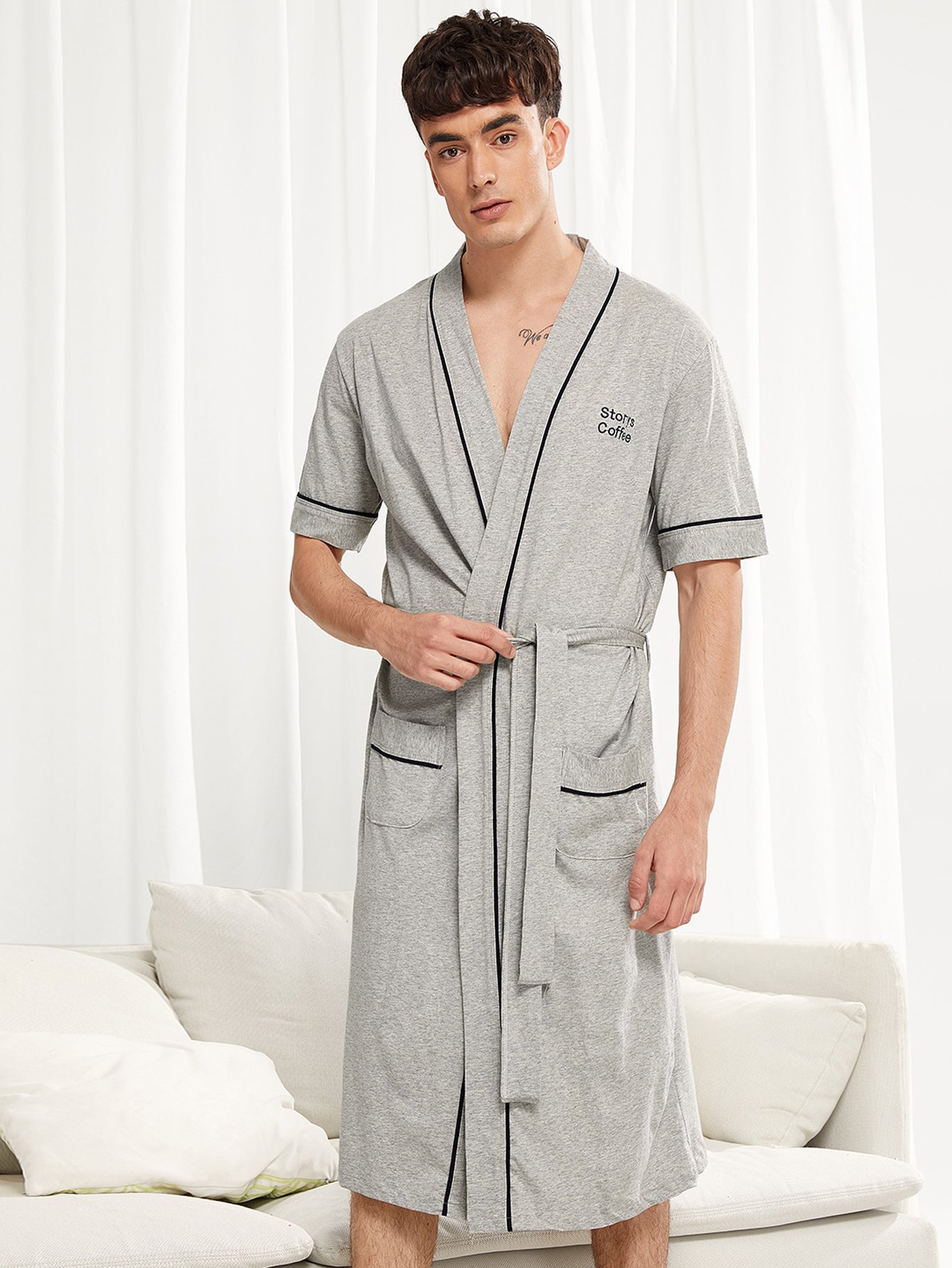 Длинный халат и с поясом и с рисунками бувы вышивки для мужчины