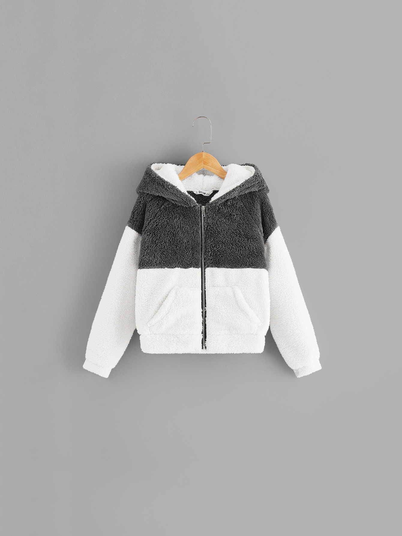 Контрастный пушистый жакет на молнии с капюшоном для девочек