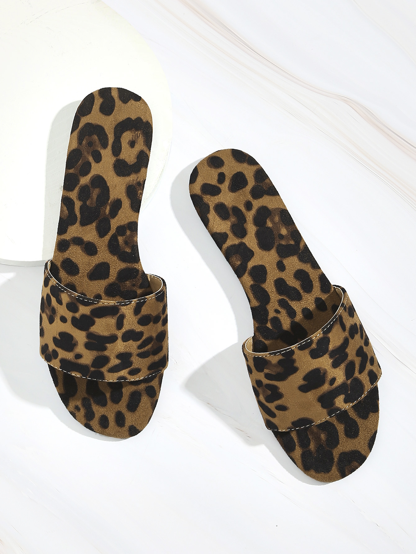 Леопардовые замшевые тапочки
