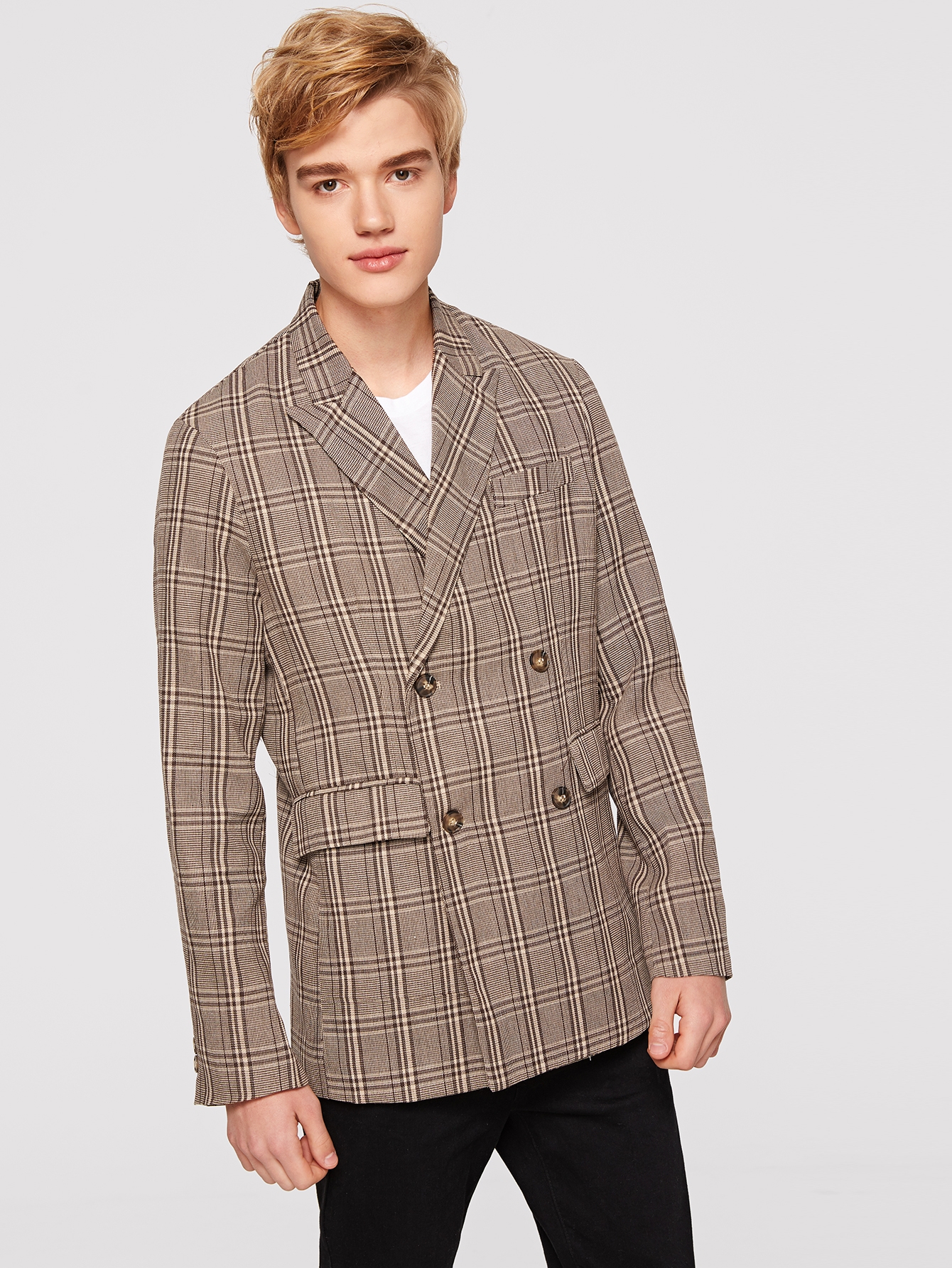 Мужской жакет в клетку с пуговицами и разрезом на воротнике