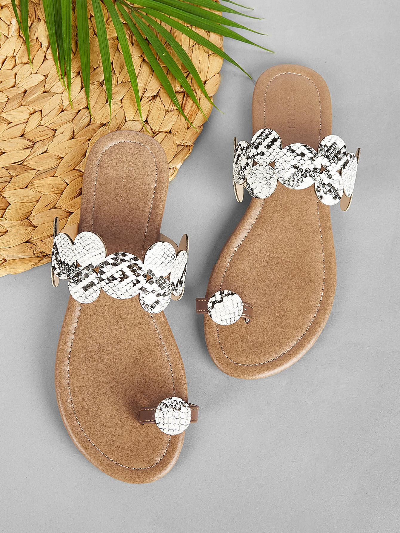 Тапочки с кольцом на пальце и змеиной печатью