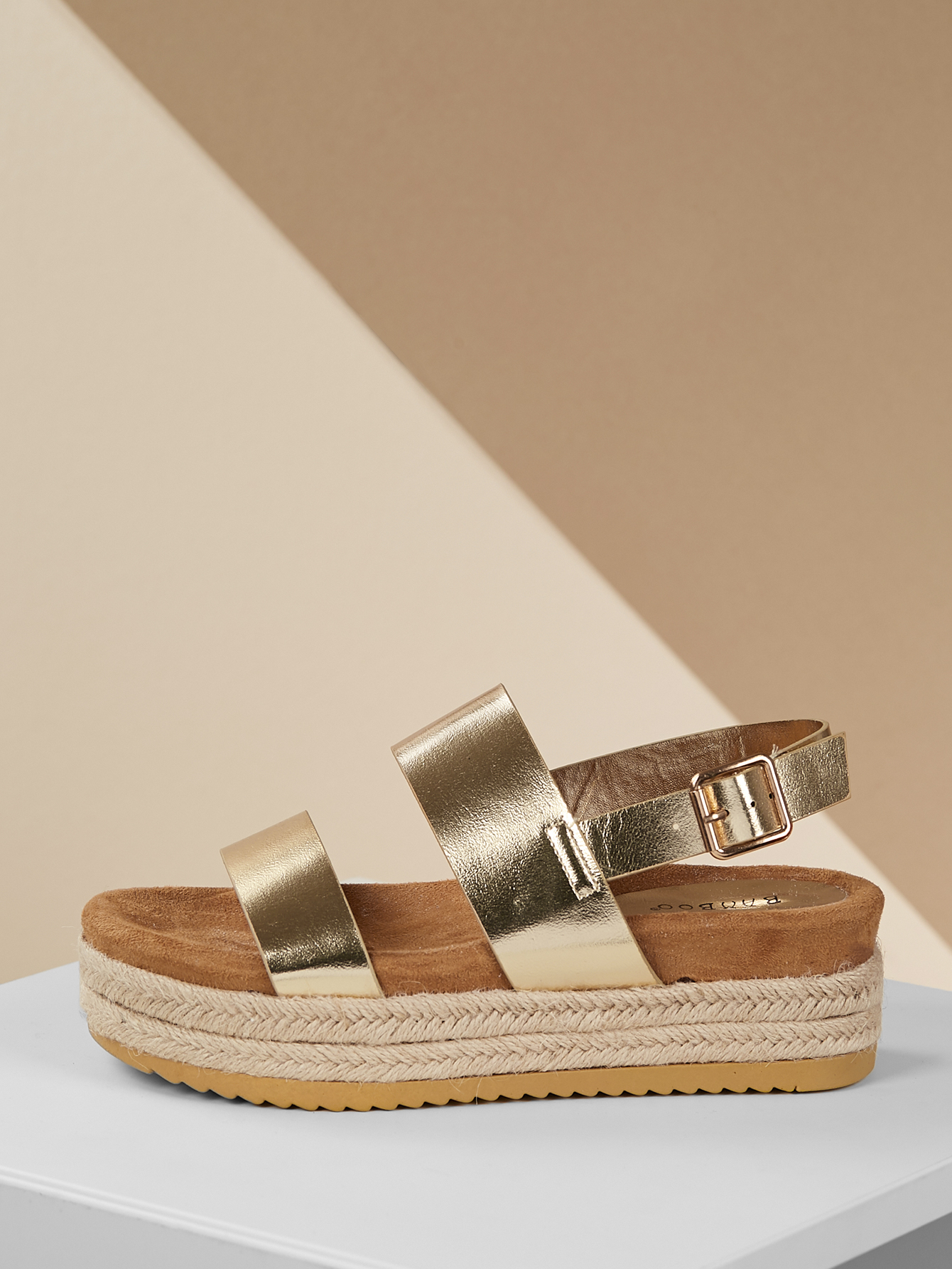 Тапочки на платформе с металлической пряжкой