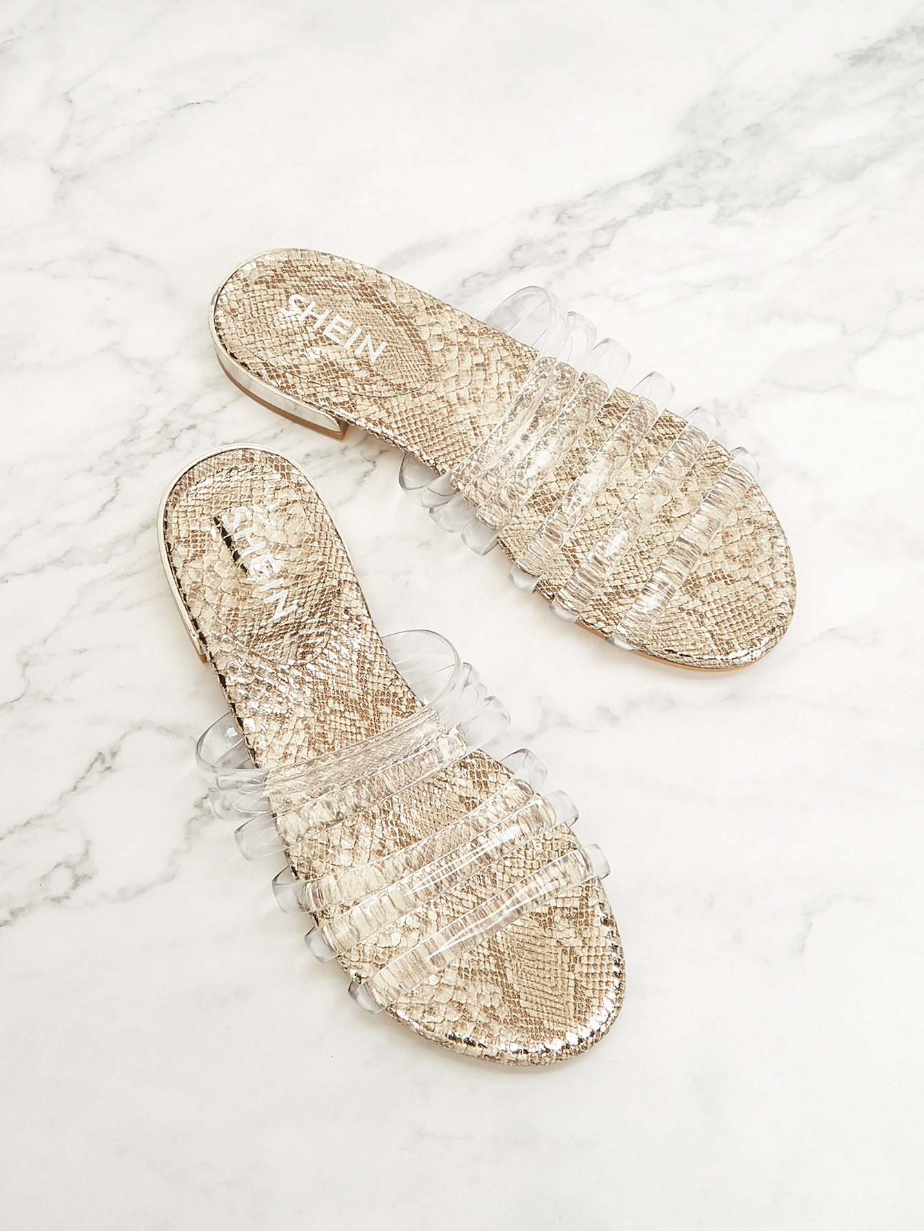 Прозрачные тапочки с змеиным принтом