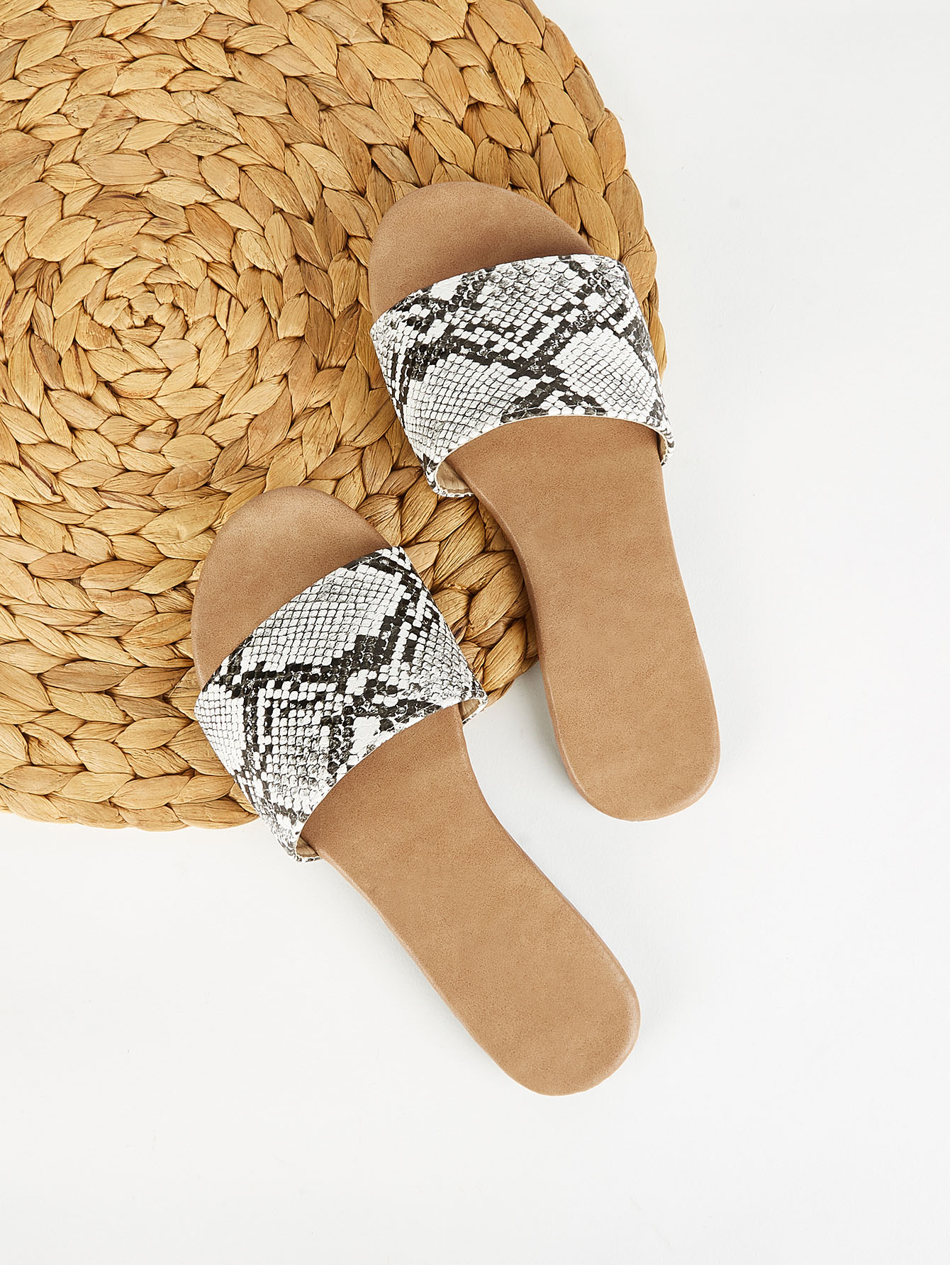 Тапочки со змеиным рисунком