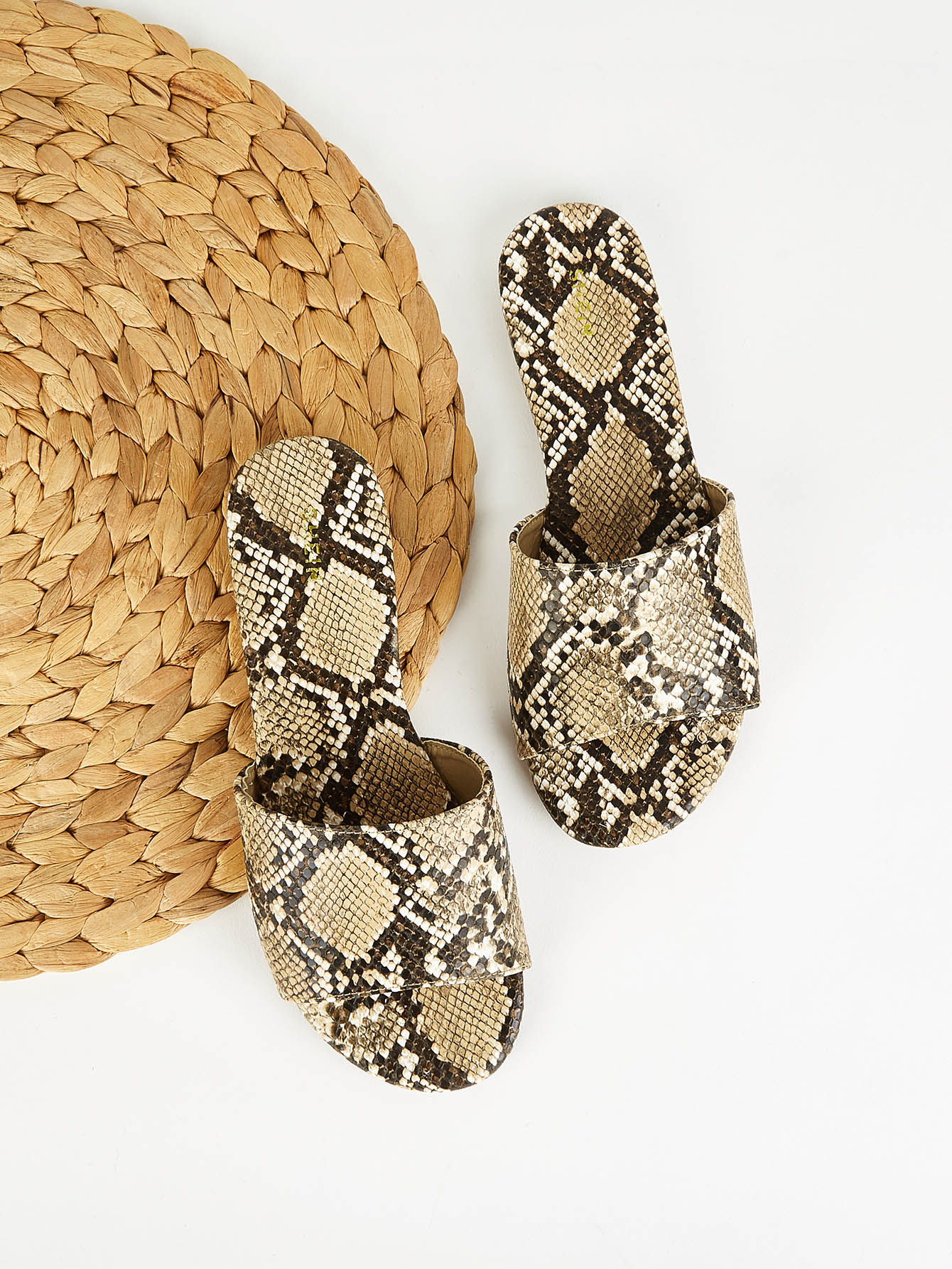 Плоские тапочки с принтом змеиной кожи
