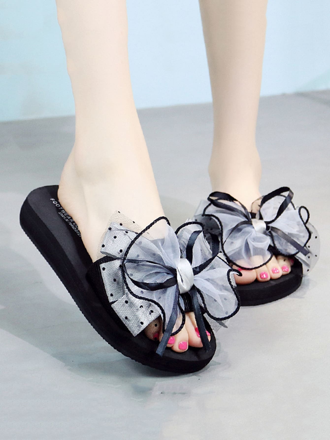 Тапочки с открытым носком и узелом в горошек