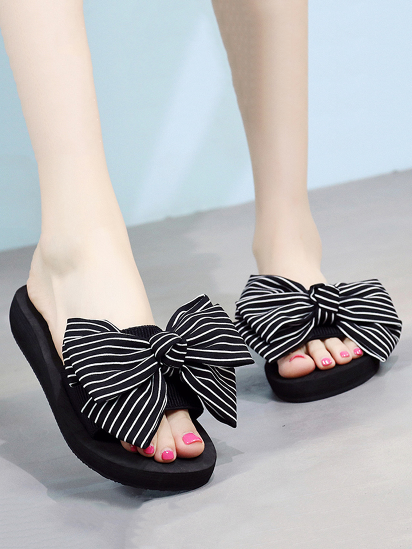 Тапочки с открытым носком и полосатым узелом