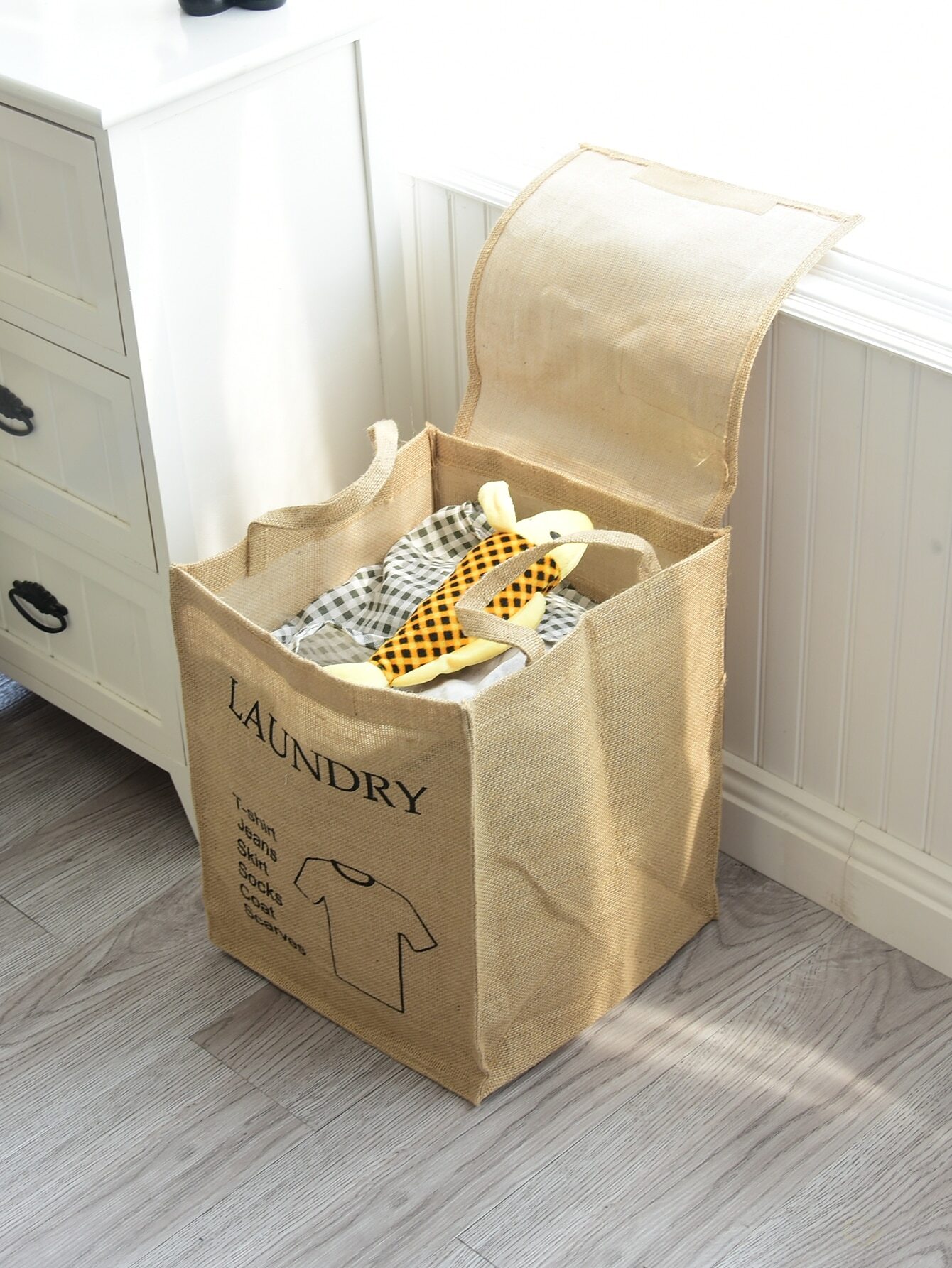 Корзина для белья с текстовым принтом